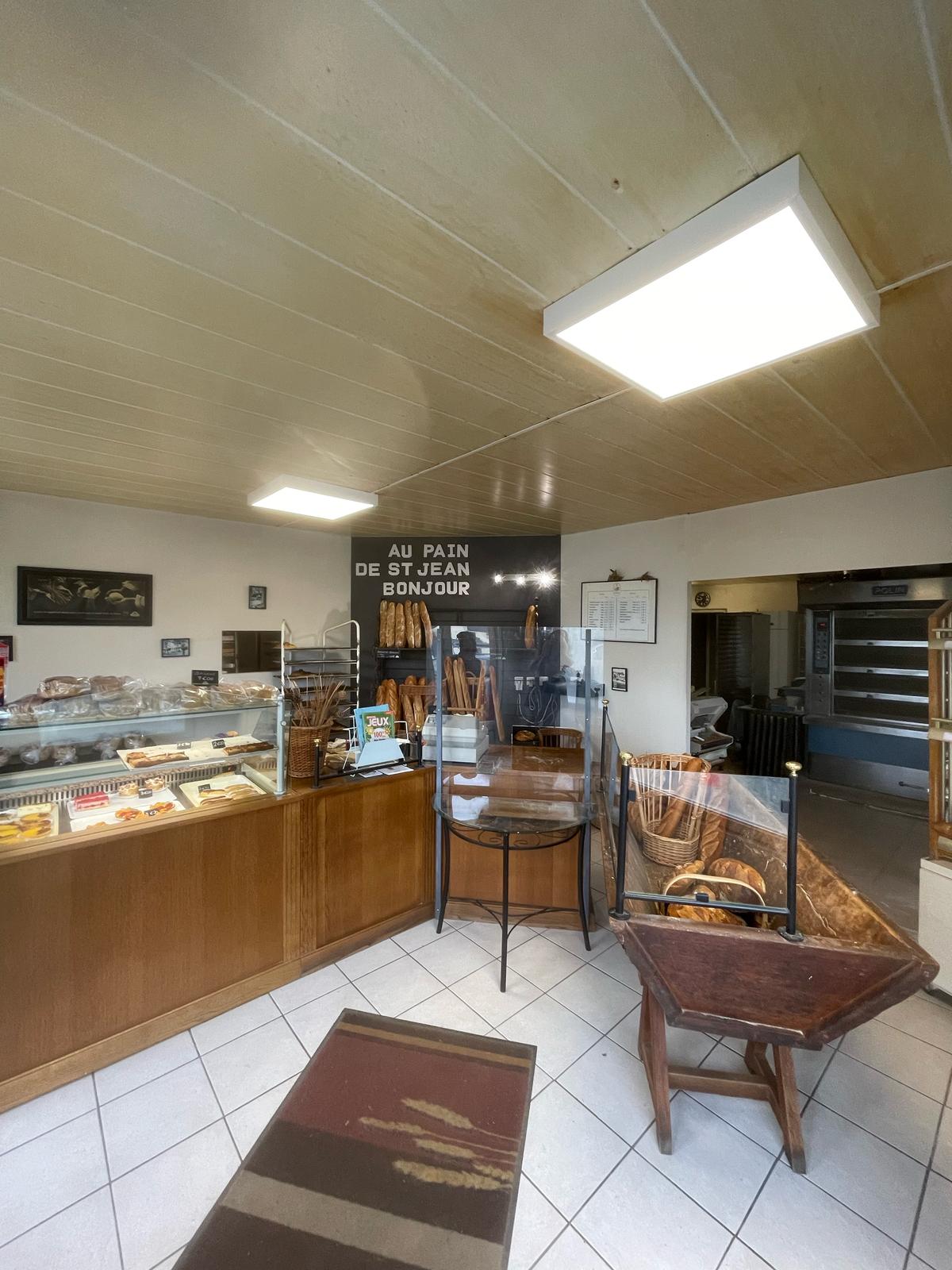 À vendre : FDC - Boulangerie avec bar au cœur de Saint Jean de Villenard (Bretagne)

Description :
Située dans un village breton, cette boulangerie, ouverte en 2001, avec bar, ouvert en 2018, bénéficie d’un emplacement privilégié, au centre de la vie locale. Véritable lieu de rencontre pour les habitants, elle offre une atmosphère chaleureuse et conviviale.

Le commerce :

- Boulangerie traditionnelle, avec espace de vente bien agencé
- Bar accueillant pour partager des moments de convivialité
- Chiffre d’affaires stable tout au long de l’année, sans creux saisonniers
- Clientèle bien établie incluant habitants locaux et visiteurs de passage
- Activité régulière et pérenne, assurant une rentabilité continue
- Espace de stockage fonctionnel et équipement en bon état
- Potentiel de développement pour diversifier l’offre (salon de thé, petite restauration, produits locaux, etc.)

Localisation :

Située à Saint Jean de Villenard, un village plein de charme au cœur de la Bretagne
À seulement quelques minutes de Ploërmel, une ville dynamique offrant toutes les commodités : commerces, services, établissements scolaires et infrastructures de loisirs
Emplacement stratégique attirant à la fois une clientèle locale et de passage
Stationnement facile pour les clients
Opportunité :
Idéal pour un couple ou une famille en quête d’un projet de vie en Bretagne, cette boulangerie avec bar offre un cadre de travail agréable et un fort potentiel de développement.

À noter :
Possibilité d’accompagnement par l’actuel propriétaire pour faciliter la transition et garantir une reprise en douceur.