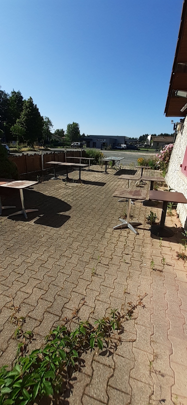À louer, charmante auberge située sur un axe passant d’Ambert, disposant d’un grand parking et d’une jolie terrasse !

Terre de forêt et d’activités de pleine nature, le territoire de la Communauté de communes Ambert Livradois Forez offre un accueil de qualité et un cadre de vie très agréable. Le territoire est structuré autour de la ville d’Ambert (7 000 habitants), de communes dites de centre-bourgs et de communes plus rurales. Il offre un accueil de qualité et un cadre de vie très agréable, disposant d’établissements scolaires, de services petite enfance, de professionnels de santé et de nombreuses activités de pleine nature.


Située sur un axe stratégique (RD 906) et dans une zone d’activités et de commerces en développement, il vous est proposé de reprendre en location gérance La Jasserie, une auberge pleine de potentiel. Elle est située face à la piscine et au camping, à côté d’une salle de sport et à proximité des commerces et industries. Elle est également facilement accessible pour les routiers et disposer d’un grand parking pour les accueillir.


L’auberge se compose de plusieurs espaces aménagés et fonctionnels :
     - Au rez-de-chaussée, 2 salles de restaurant et un bar, de sanitaires et d’un espace cuisine
     - Un espace restauration en mezzanine
     - Une terrasse extérieure
     - Un très grand parking facile d’accès le long de la RD 906

Cette auberge, connue sur le secteur, possède une réelle capacité de développement du fait de sa situation (routiers, menus ouvriers, repas à thème le week-end).

Loyer : 960 €/mois

Le début de l’activité est envisagé dès que possible.

Les candidatures devront comporter :
     - Un CV du/des repreneur(s) indiquant vos diplômes et votre/vos expériences
     - Une lettre d’intention précisant vos motivations, vos perspectives pour développer l’activité
      - Votre apport personnel pour disposer d’une trésorerie de départ
     - Tout autre élément qui vous paraitrait judicieux pour valoriser votre candidature

En zone de revitalisation rurale (ZRR), toute reprise de commerce bénéficie d’une exonération fiscale totale durant 5 ans, puis dégressive dans les années suivantes. Il est possible d’être accompagné techniquement et/ou financièrement par le Réseau Initiative, France Active, le Parc Livradois-Forez, la CMA, la CCI ou la BGE. Il existe également une aide destinée aux petites entreprises du commerce, à l’artisanat et aux services avec points de vente, en co-financement entre la Communauté de communes Ambert-Livradois-Forez et la Région Auvergne-Rhône-Alpes