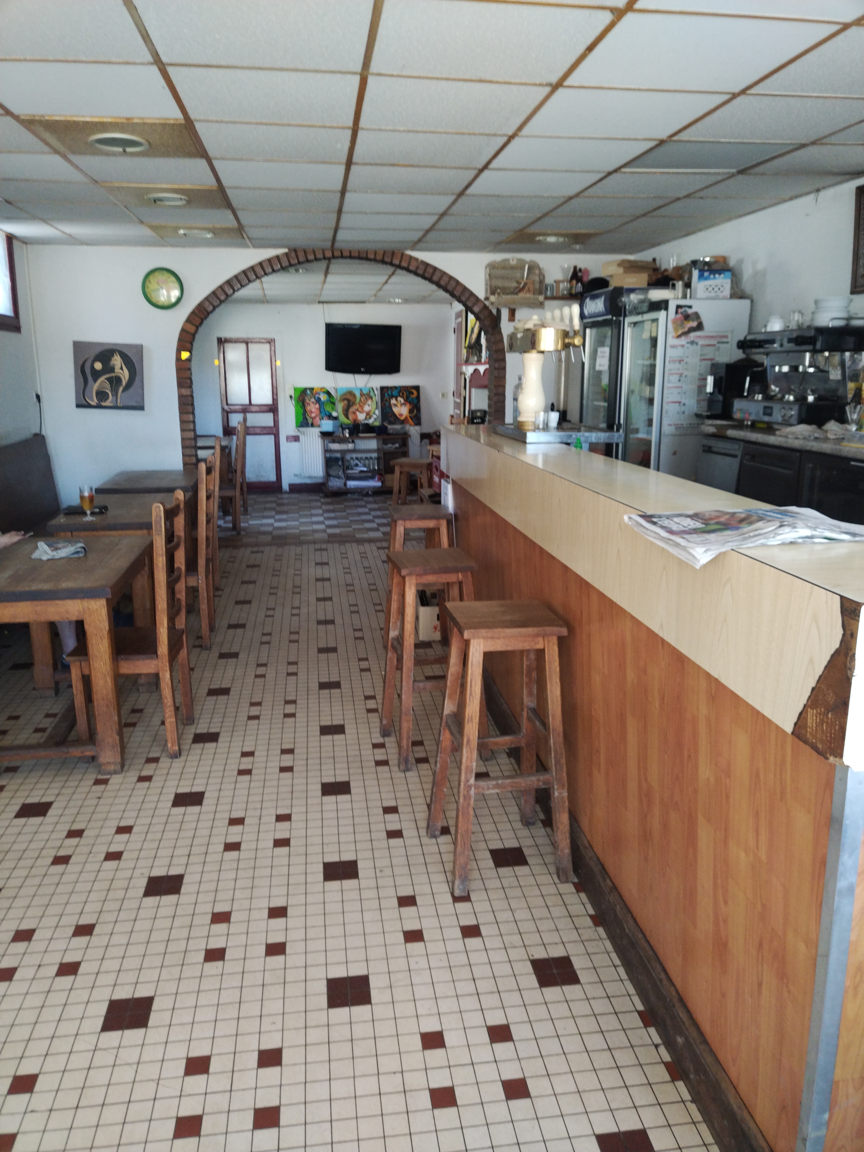 Dans un joli village touristique au cœur de la grande forêt ardennaise. Au centre de ce bourg paisible 
et festif de 1400 habitants, ce  café restaurant est à reprendre suite au départ à la retraite du propriétaire apres 35 ans d'activité. 
Un fort développement des activités est possible et ce commerce serait idéal pour un couple 
Chiffre d'affaire en grosse progression à prévoir suite à l'implantation d'un gros  camping à proximité