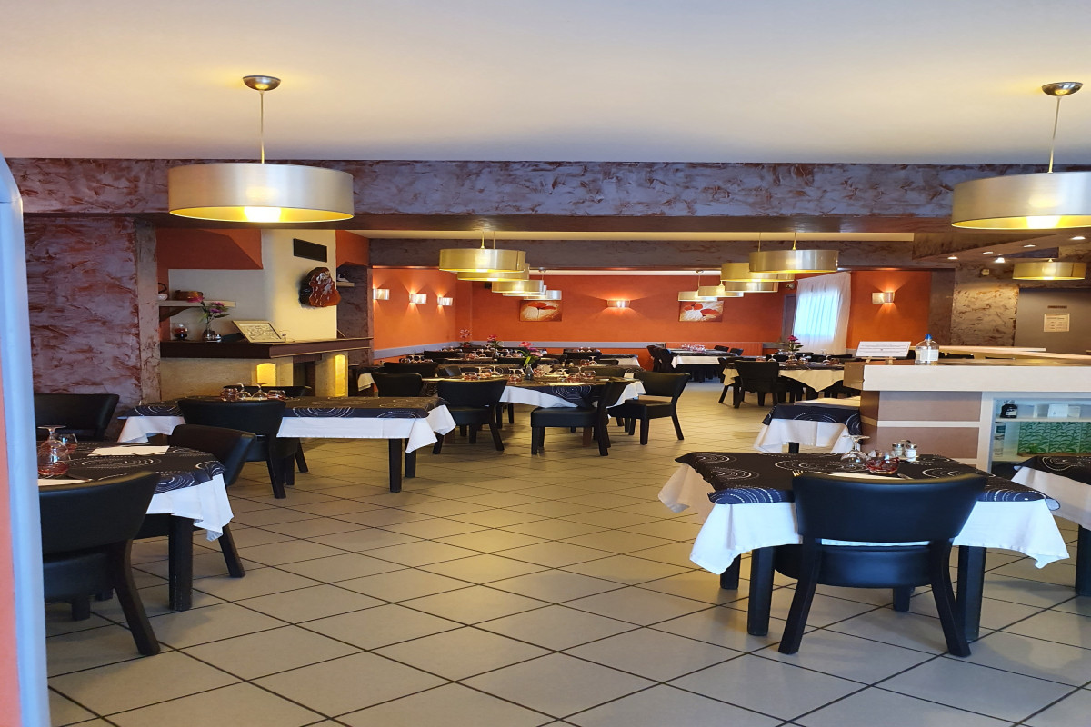 A mi-chemin entre Brioude et Issoire, charmant village de 3221 habitants, à proximité de l'A75 (autoroute gratuite)
Hôtel 2* restaurant de 14 chambres (WC, douche ou salle de bains). capacité du restaurant de 50 à 70 couverts - hyper centre-ville avec terrasse (16 couverts) donnant sur place principale et grand parking gratuit (possibilités accueil autocaristes). 2 Bornes électriques à proximité
Normes de sécurités et PMR validées.
Possibilité d'appartement de fonction (3 pièces).  La non utilisation de la licence 4 pour le bar laisse entrevoir du potentiel de développement. 
5 semaines de fermeture annuelle - 2 personnes à reprendre (polyvalence salle hébergement)
Bilan dégageant du résultat (FAIBLE LOYER)