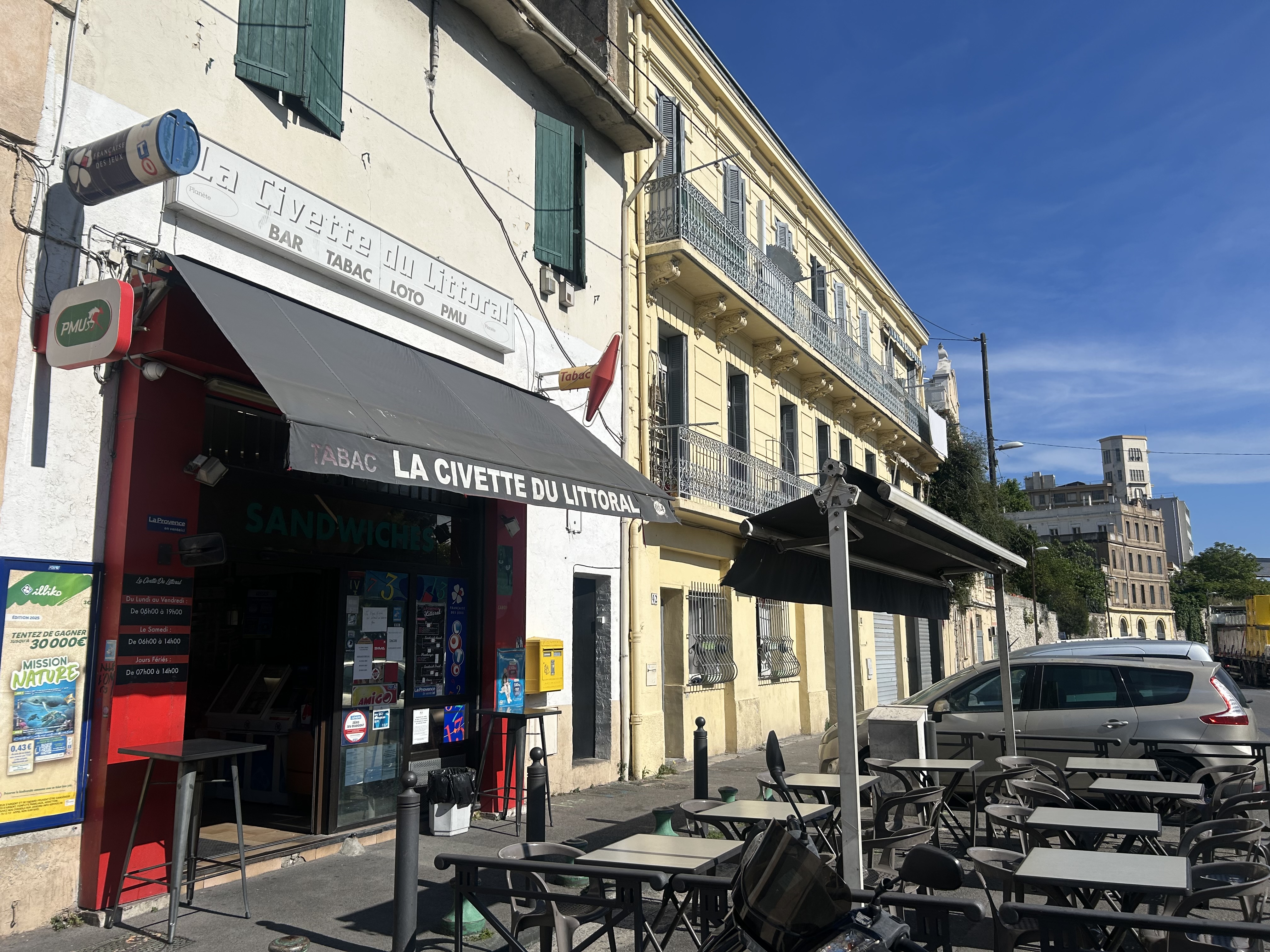 Vend fond de commerce bar tabac fdj pmu restauration avec 2 appartements  . Belle terrasse sur un axe passant , facilité de garer et terrains de boules en face .
