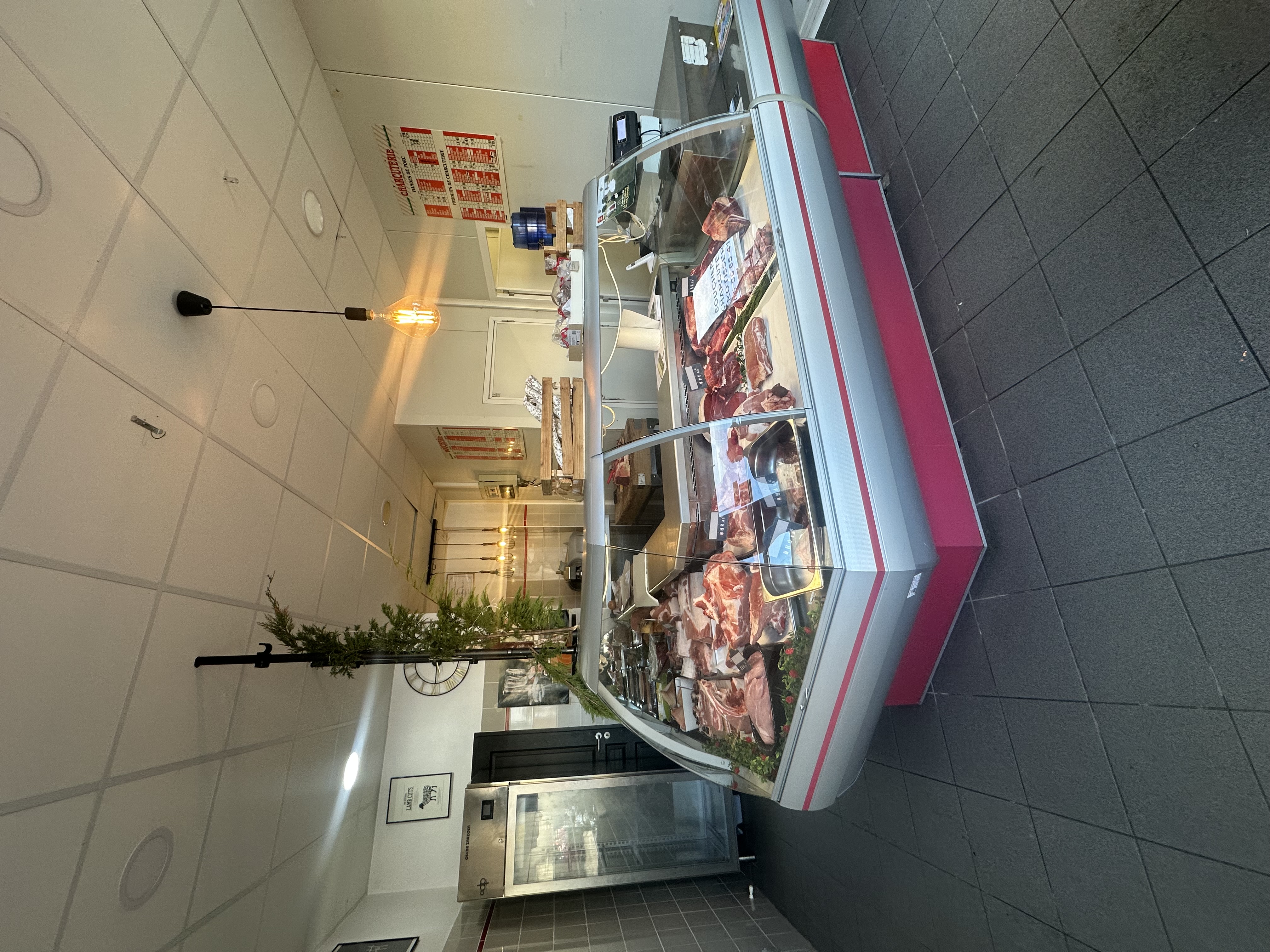 À vendre fond de commerce de boucherie, situé à Auros.
📐 Local de 60 m² comprenant :
un magasin,
un laboratoire,
un frigo,
un bureau,
un WC.
🅿️ Grand parking à proximité.
👥 Clientèle fidèle.
💶 Loyer : 680 € TTC / mois
📞 Contact : 06 02 51 04 08