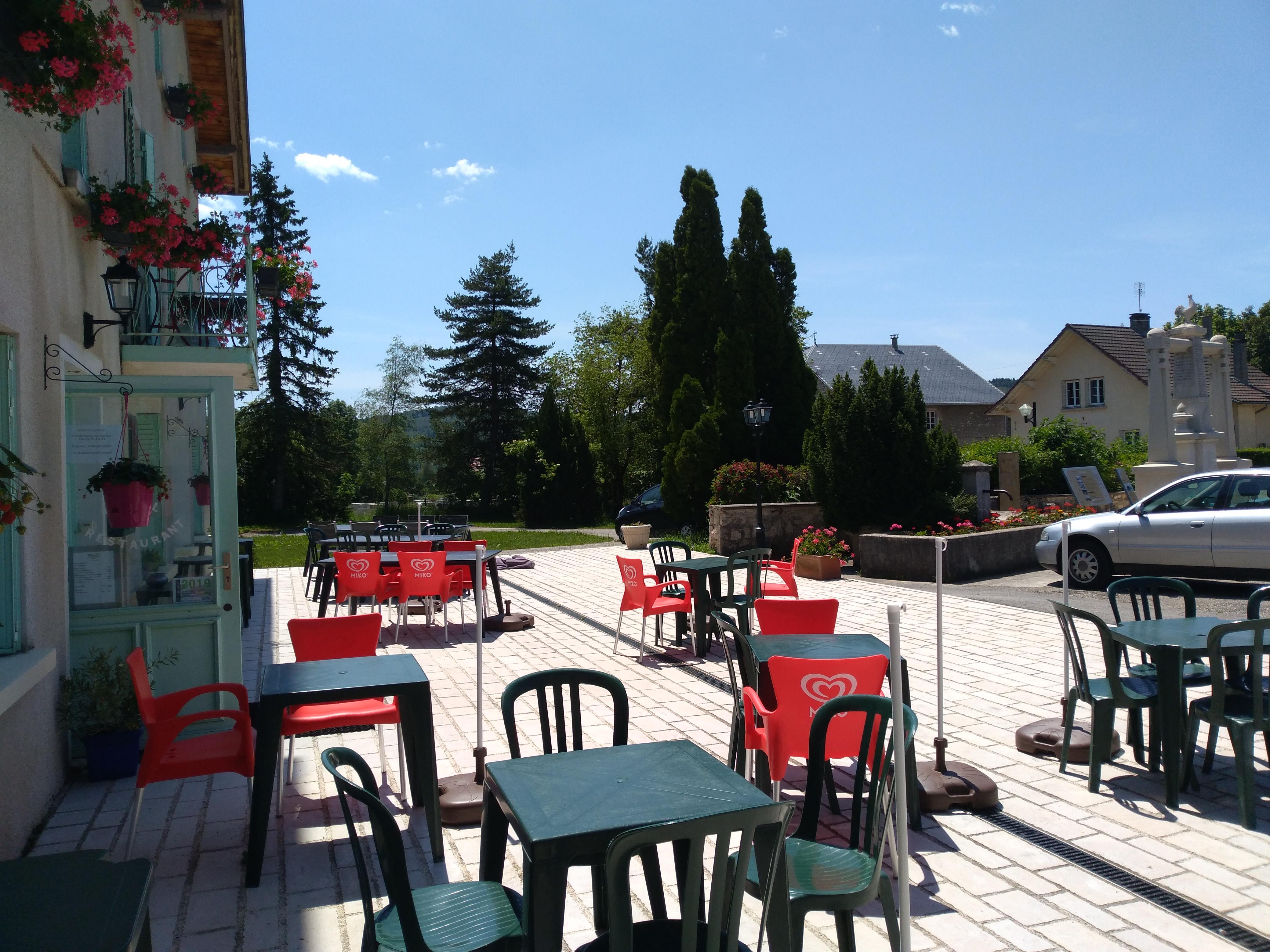 La Commune du Plateau d’Hauteville résolument engagée dans le développement du tourisme souhaite ré-ouvrir le Relais de Thézillieu un hôtel 3 étoiles, cosy , au cœur d’un village de 300 habitants, à proximité de nombreux équipements.

Cet établissement  propose : 
6 chambres charmantes : 4 chambres doubles et 2 chambres familiales avec salles de bains privatives,
Un bar convivial,
Un restaurant de 42 couverts avec une salle lumineuse et une terrasse agréable,
Une cuisine équipée,
Des équipements complémentaires : parking, jardin,
Un local ski et vélos

Un logement, compris dans le loyer mensuel de 1 700 euros, est disponible au sein du bâtiment.

L’établissement est parfaitement viable sans fonds de commerce à racheter!

Il bénéficie d’une bonne réputation et est bien implanté dans son environnement.

Plus d'informations via le lien suivant : https://www.plateauhauteville.fr/_a-la-une/la-commune-du-plateau-dhauteville-recherche-un-gerant-pour-le-relais-de-thezillieu.html