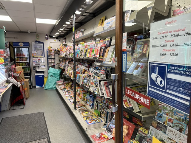 🏪 À VENDRE : Fonds de Commerce Tabac - Presse - Loto en Ardèche
cause retraite tenu 16 ans.

Opportunité rare au cœur d'un village touristique et dynamique de l'Ardèche ! Idéal pour un couple de repreneurs ou une reconversion professionnelle, ce commerce de proximité bénéficie d'une excellente réputation, d'une clientèle locale fidèle .

📍 Emplacement & Cadre de vie

• Localisation : Sud Ardèche (secteur touristique / proche axe passant).
• Le secteur géographique exact (Nord Ardèche, secteur Tournon sur Rhône ,20kms de Valence.
• Environnement : Emplacement numéro 1 au centre du village, stationnement facile à proximité immédiate + arrêt minute, proche de commerces de bouche (boulangerie, boucherie).coiffeur ,agence postale ,école, restaurant ,médecin kiné.
• Locaux : Surface de vente de 35 m² entièrement climatisée, agencée avec du mobilier récent et sécurisée (caméras, rideau métallique intérieur extérieur ). Zone de stockage/réserve saine d'environ 20 m².

💼 Activités & Services développés

• Activités principales : Tabac , Presse (linéaire optimisé), FDJ (Loto, grattage).
• Services additionnels : Relais colis, carterie, confiserie, souvenirs locaux, et compte Nickel, point vert.
• Potentiel de développement : Possibilité d'ouvrir une activité de PMU, de développer le rayon cave à cigares, vape ,CBD, ou de proposer une offre de snacking à emporter.

📊 Chiffres clés & Éléments financiers

• Chiffre d’Affaires (CA) : Stable et rentable (Détails des commissions et CA communiqués après premier contact écrit et signature d'un accord de confidentialité).
• Loyer : Très raisonnable (580 € / mois), bail commercial 3/6/9 en cours.
• Horaires actuels : Fermé le dimanche après-midi les jours fériés 3 semaines dans l'année (offrant un excellent équilibre vie pro / vie perso).

🔑 Les points forts

✅ Zéro travaux à prévoir : Magasin propre, moderne et aux normes .
✅ Accompagnement assuré : Je propose une période de transition et de formation pour faciliter la reprise.
✅ Clientèle mixte : Activité régulière à l'année renforcée par une très forte affluence de mai à septembre.(saisonniers)
Prix de vente du fonds :175 000€ (Hors stock)
Apport personnel nécessaire estimé pour l'obtention du prêt bancaire : environ  30 %.
Contact : Pour plus d'informations, photos complémentaires ou pour organiser une visite, merci de me contacter par email.
(Curieux s'abstenir, premier échange après vérification de la capacité financière).

• Le logement de fonction est inclus dans le bail .Très bel appartement entièrement rénové, 3 chambres ,salon, sdb terrasse +cours intérieure .


Prix de vente 175000€ +stock et frais de transaction.