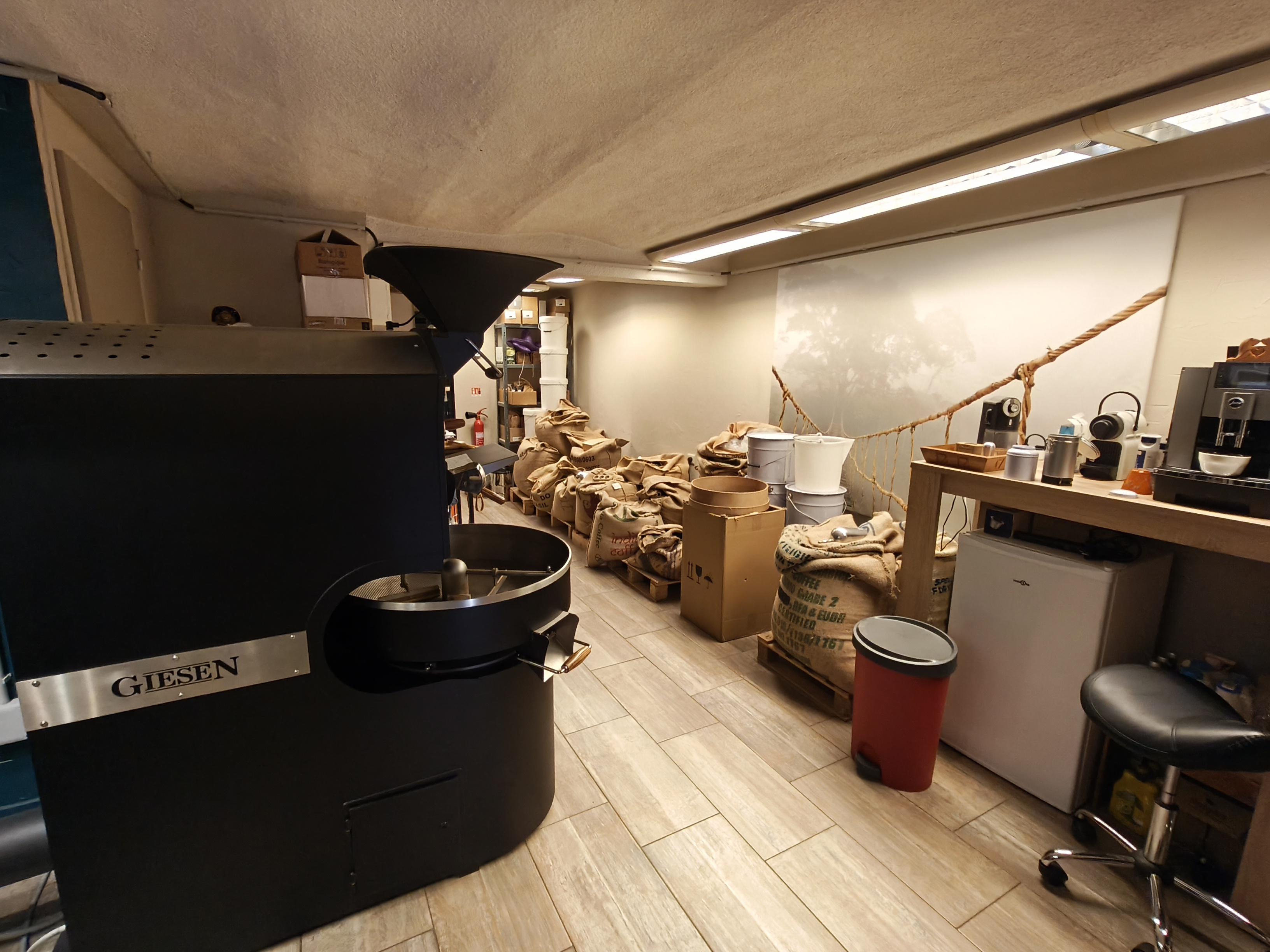 Activité : Torréfaction artisanale, vente de cafés et thés, vente de machines, accessoires et petite épicerie fine.

Emplacement numéro 1 : centre-ville, rue piétonne principale dans la capitale de l’Ubaye, Alpes de Haute Provence (04).

Locaux : Boutique 60 m2 et réserve 15 m2 à l’étage. Matériel de torréfaction professionnel et espace de vente complet. Torréfacteur GIESEN 6kgs électrique.

Atouts : Clientèle fidèle de particuliers et professionnels. Affaire créée en 2021 et en progression constante. 

Bail commercial : Loyer mensuel attractif 630€.
Prix du fonds de commerce : 105 000€ hors stock.
Chiffre d’affaires et bilans sur demande.