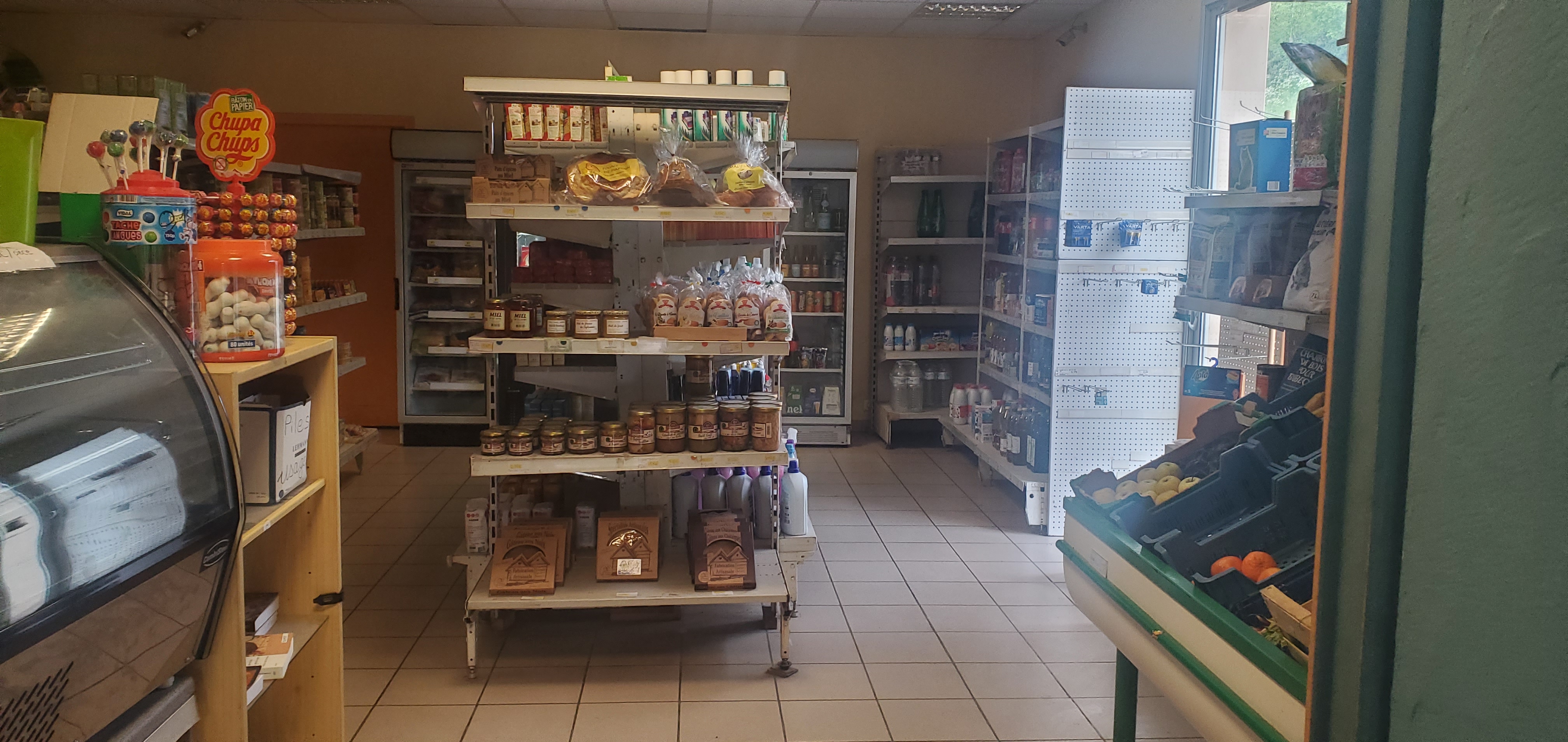 OPPORTUNITEE A SAISIR
FONDS DE COMMERCE 
12360 FAYET, village paisible et agréable, unique commerce de la commune.
MULTISERVICES ( épicerie, restaurant, bar, tabac, pain, presse, gaz..)
Location des murs & licence IV à la Mairie.

-Epicerie ~55m² avec rayon coupe viande & fromage.
-Salle de stockage attenante à l'épicerie
-Bar ~30m² avec vente de tabac 
-Salle de restaurant ~55m² capacité 30 couverts
-Grande terrasse ensoleillée capacité 60 couverts
-Grande cuisine toute équipée
-Chambre froide 6m²


Le commerce est actif et fonctionnel.
Il est situé en ZRR ( avantages financiers, fiscaux.. )
Possibilité de développement, le restaurant est ouvert les midis du lundi au vendredi.
Ideal pour couple

CA 200K€
Le bien est vendu 55K€, les frais de notaire sont à charge de l'acquéreur.
Me contacter pour plus d'informations.