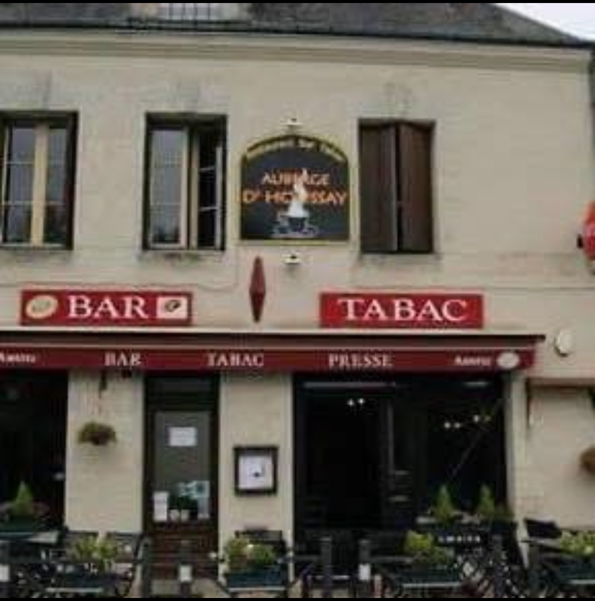 Petit bar restaurant refait à neuf en 2019 
Idéal couple 
La quasi totalité du matériel et neuf 
Ouvert 
Mardi au samedi midi 
Vendredi et samedi soir 
Clientèle fidèle 
Cuisine traditionnelle en semaine et pizza et Burger vendredi soir et samedi soir 
Potentiel de développement compte tenu des heures d’ouverture actuelles 
ÇA 2024 217000€