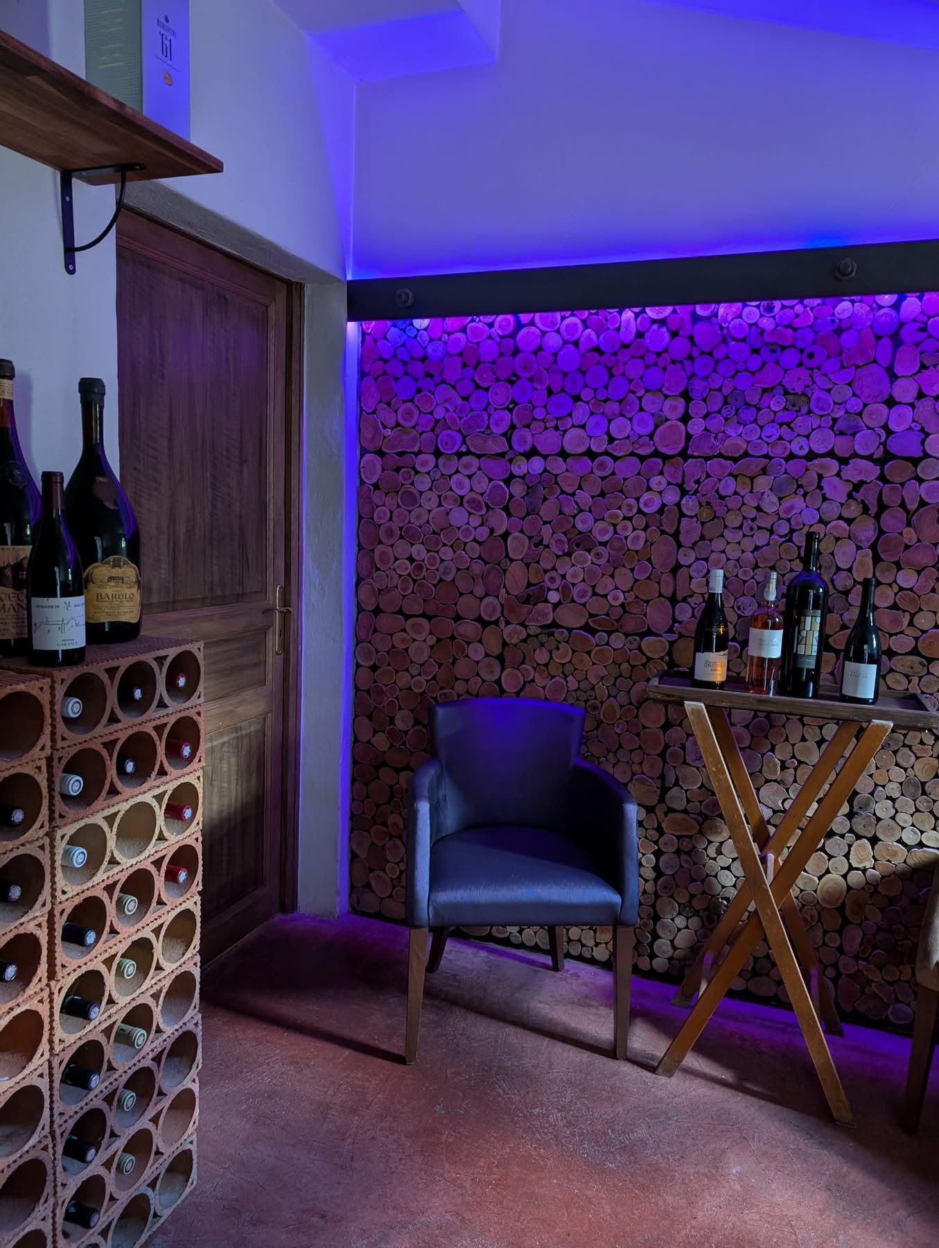 🔥 À VENDRE - Restaurant bistronomique avec gros potentiel événementiel 🔥

📍 Entre Luberon & Monts de Vaucluse | Alt. 1100 m | Vue imprenable | Nature & calme

✨ Cadre exceptionnel pour restauration & événements (mariages, retraites, séminaires)
• Grande parcelle exploitable
• Deux salles + terrasse vue coucher de soleil
• Cuisine pro, équipements solaires, licence III
• Réputation 5⭐ sur TripAdvisor – 4.9 Google
• Exploitation actuelle = 50% du potentiel

📆 Saison : avril > début novembre – CA stable & rentable
📜 Bail mairie 9 ans (2021) – Loyer 1037 €/mois
Pas de logement sur place mais possibilité d'avoir un logement sur la commune à moindre coût 

📍 ZRR = Exonération impôt sur bénéfices pendant 5 ans !

Prix 100 000€
💡 Changement de projet de vie → vente urgente (raisonnée)
🔍 Visites estivales vivement conseillées pour apprécier le lieu & son potentiel.