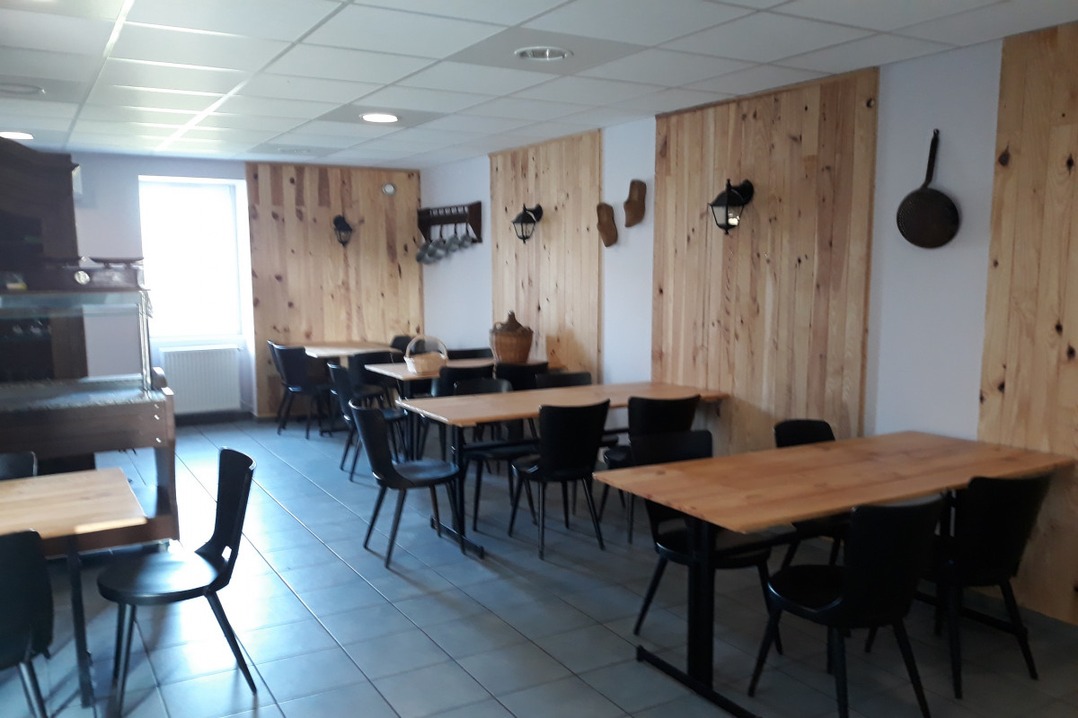 Commune recherche le futur exploitant de son Café Restaurant (avec Licence IV - Salle de Restaurant de 40 couverts complétée par une terrasse de 50 couverts (sous auvent) et une salle de café de 10 places assises - Idéalement, conviendrait à une cuisine traditionnelle, fait maison ; pour une clientèle locale (professionnels et familles) mais également touristique - Situé entre Charolais et Sud Morvan, à 8 min de Toulon sur Arroux et 15 min de Luzy, à 30 min de Bourbon-Lancy (thermes), de Paray le Monial (pèlerinage) et de Montceau les Mines, c?ur de cible à 10 km de 8 000 habitants - Au centre d?un village de 190 habitants, sur la place de la Mairie, une salle de fêtes face au restaurant (80 couverts et un préau capacité 230 pers.), 3 camping à proximité, nombreux gîtes, une discothèque à 1 km et un circuit de moto cross réputé (évènements internationaux) à 5 kms, site historique gallo-romain, point de départ de nombreux circuits de  randonnées fréquentés - Ensemble très propre et refait à neuf comprenant salles de restaurant et de café, cuisine bien dimensionnée et équipée (liste sur demande), logement au 1er étage (accès par l?intérieur, 2 chambres et sdb) ; accessibilité et toilettes PMR ok - Bail dérogatoire avec un loyer de 700 ?/mois comprenant immobilier commercial, logement, équipement et licence IV - Beau potentiel ; de la demande pour une activité traiteur (en lien avec la salle des fêtes?évènements familiaux et associatifs réguliers) et vente à emporter, possibilité de capter la clientèle de la discothèque toute proche et de profiter de manifestations récurrentes (festival de théâtre annuel ?), animation et notoriété à développer sur Facebook