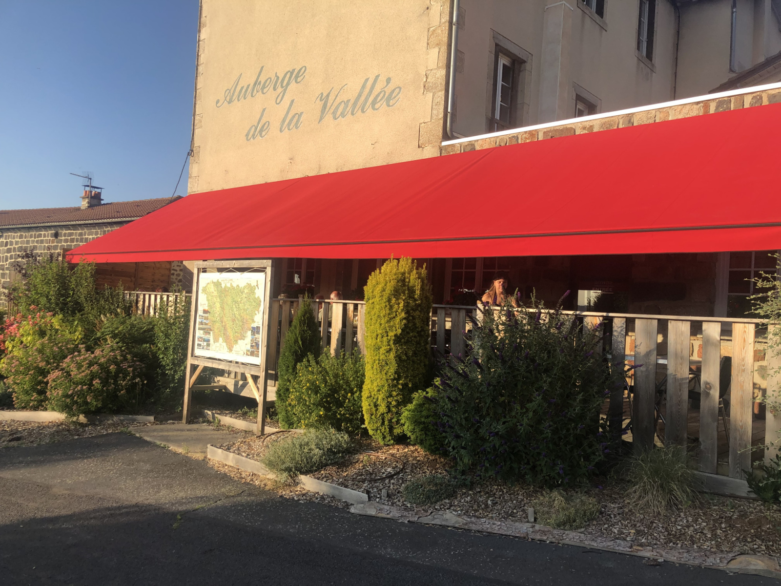 Situé en plein centre d’un charmant village de Haute-Loire, à proximité du Lac du Bouchet et des gorges de l’Allier, cet ancien hôtel-bar-restaurant offre un fort potentiel pour un projet d’accueil ou de résidence familiale ou de création de nouveau fond de commerce.
Le bien se compose de :
10 chambres réparties sur plusieurs niveaux, idéales pour créer des chambres d’hôtes ou accueillir une grande famille.
Une belle salle de restauration, lumineuse et spacieuse, parfaite pour conserver une activité de restauration, aménager un espace convivial ou transformer en salle de réception ou de grande pièce à vivre.
Un emplacement privilégié : Proche du chemin de Stevenson et traversé par le GR 470, au cœur d’un secteur touristique et nature, apprécié des randonneurs et voyageurs en quête d’authenticité.
Ce bien peut être vendu à titre professionnel ou en maison d’habitation, ce qui lui confère une réelle liberté d’aménagement selon vos envies et projets.
Avec son charme, son histoire et son potentiel, il représente une opportunité rare pour développer une activité touristique (chambres d’hôtes, gîte, accueil de groupes) ou pour créer une vaste maison familiale dans un cadre préservé et dynamique.
264 000 euros Mur et matériels complet