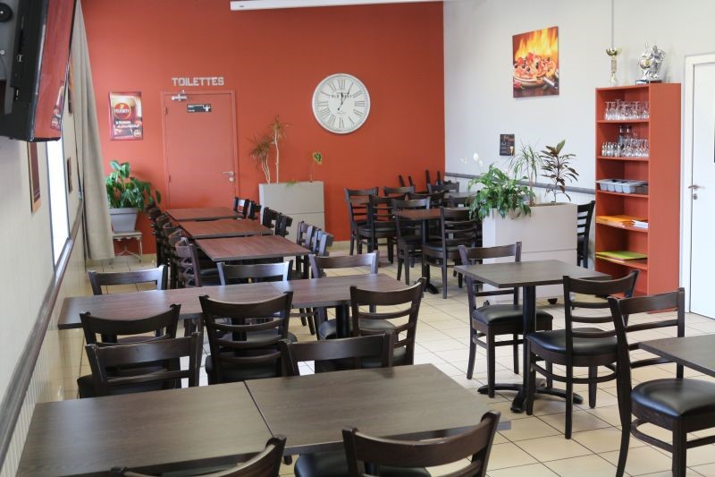 La Commune de Manziat 2 000 habitants (département Ain), propriétaire du bar restaurant le Manziaty, souhaite confier l’exploitation de celui-ci à un professionnel.

L’établissement est entièrement équipé (salle et cuisine) rénové en 2013, constitué d’un bar avec licence IV et d’un restaurant à vocation de cuisine traditionnelle et/ou de pizzeria  (possibilité de vente à emporter) et d’une terrasse. 
Local de 145 m² adresse 1213 Grand ’Route :
- Une cuisine de 28.45 m²
- Une chambre froide de 5.31 m²
- Une réserve pour produits secs de 13.10 m²
- Une salle de restauration de 68.32 m² 
- Un emplacement pour le bar et la vente de pizzas de 16.71 m² 
- Un bloc de deux sanitaires de 10.12 m²
- Une terrasse de 29 m² + extension domaine public possible
- Une cour intérieure privative avec accès sur la RD 933
- Emplacement attractif avec parking (y compris PMR) pour la clientèle
- Chauffage : chauffage/clim réversible 
- Bâtiment appartenant à la commune
- loyer 600€ licence IV comprise
Aucun travaux n’est à prévoir, 
Clientèle locale et entreprises
Renseignement : mairie de Manziat tel : 03.85.23.91.77/06.98.45.17.94
Mél : mairie@manziat.fr