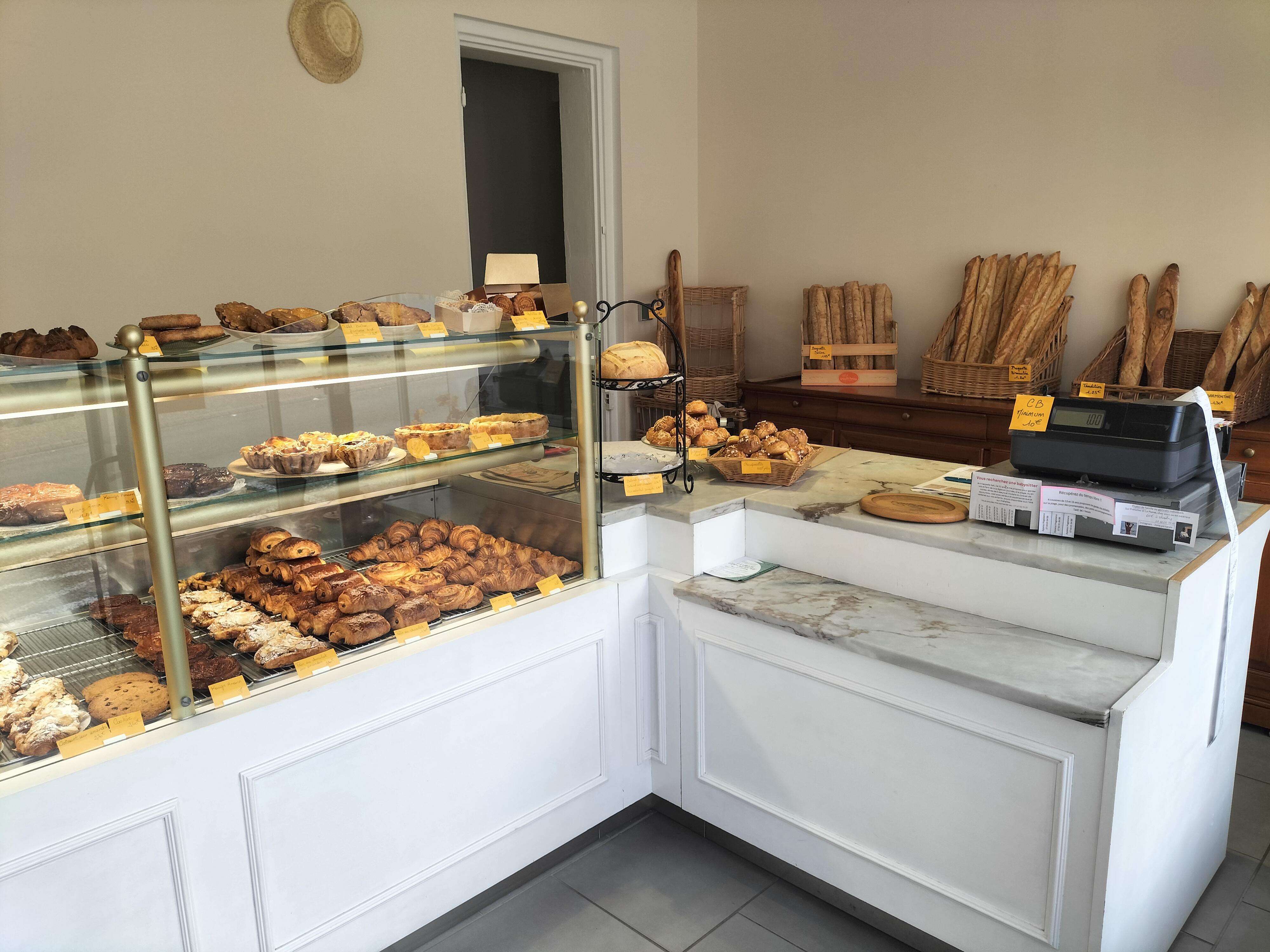 À céder fonds de commerce de pâtisserie - boulangerie situé à Préfailles (44) dans une station balnéaire familiale à 300m de la mer, en plein centre bourg.
Très bonne occasion pour première activité, affaire à développer.
Le loyer est fixé à 850€.
Contactez-moi pour plus d'informations et photos.