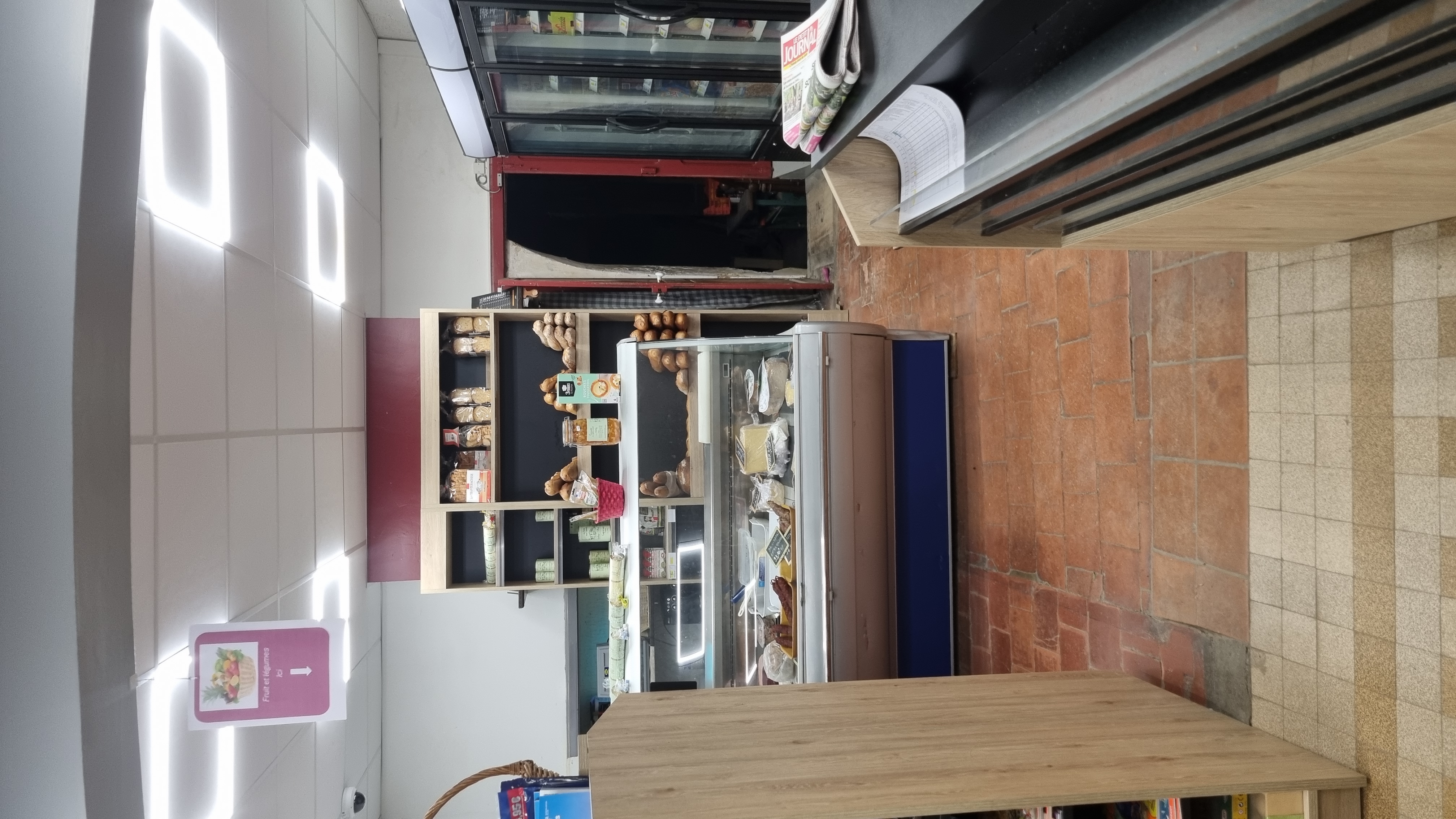 Epicerie  dans un beau  village  du gers .
Epicerie, tabac,presse, fdj,dépôt de pains,multiples  services.
(Colis,paiement  des impôts, ext)
Magasin  refait  en 2024 et alarme. 
Vente  pour un nouveau  projet.
Le prix  ne comprend  pas le stock.
Premier  contact  par SMS
Agence ou curieux  s abstenir  merci.