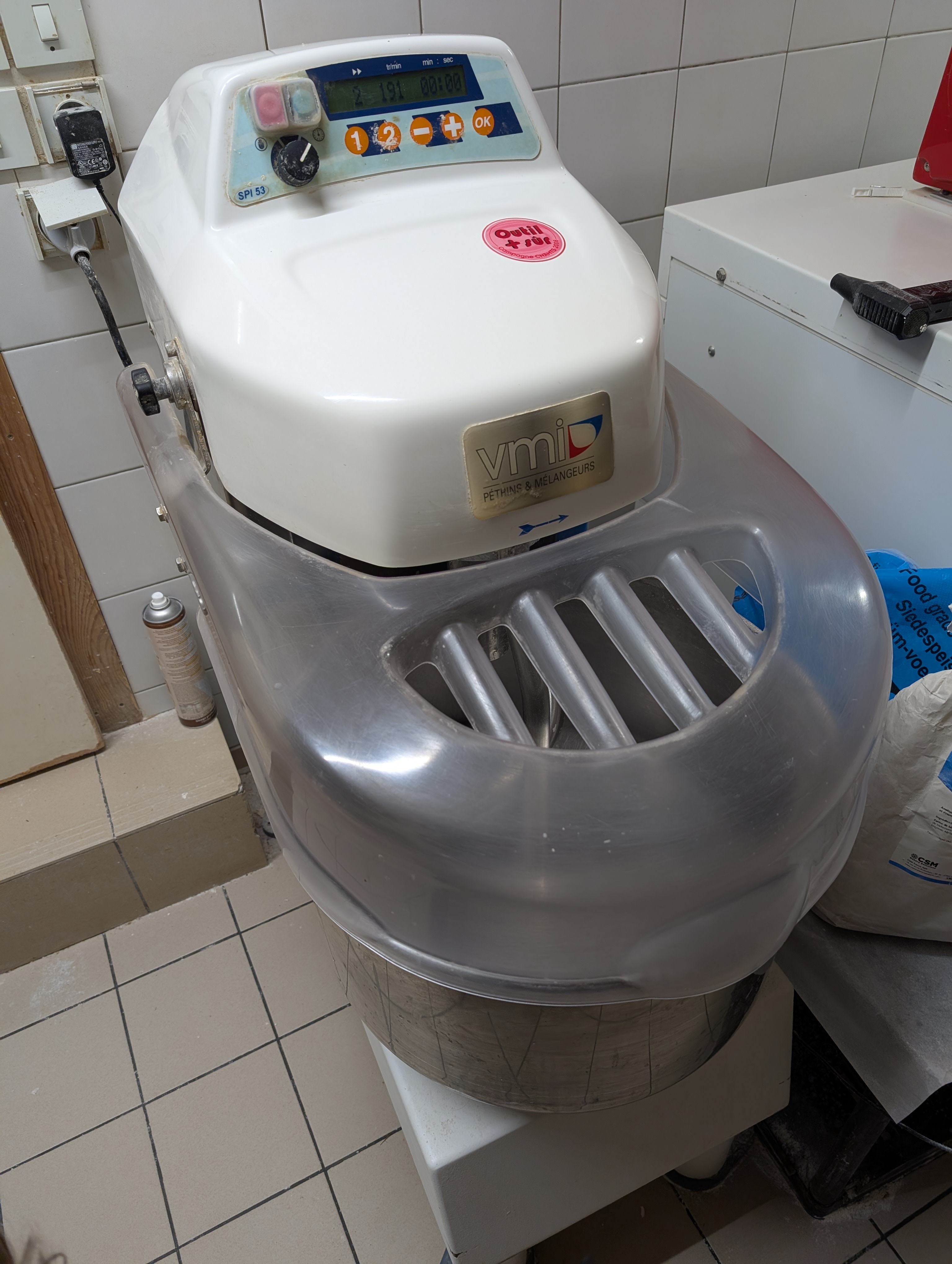 Vend boulangerie, avec possibilité logement trois chambres environ 200m2.

Situé entre la Réole et Duras, le fond de commerce comprends deux points de vente.

Équipements :
Four a sol 3 bouches
Four a pâtisserie 10 niveaux
Un pétrin axe oblique 50l
Un pétrin spirale 10 l
Une faconeuse et balancelle 
Une diviseuse
Chambre froide
Divers congélateurs, et frigo
Un surgelateur
Une camionnette 

Plus d'informations par téléphone, possibilité d'envoi de photos