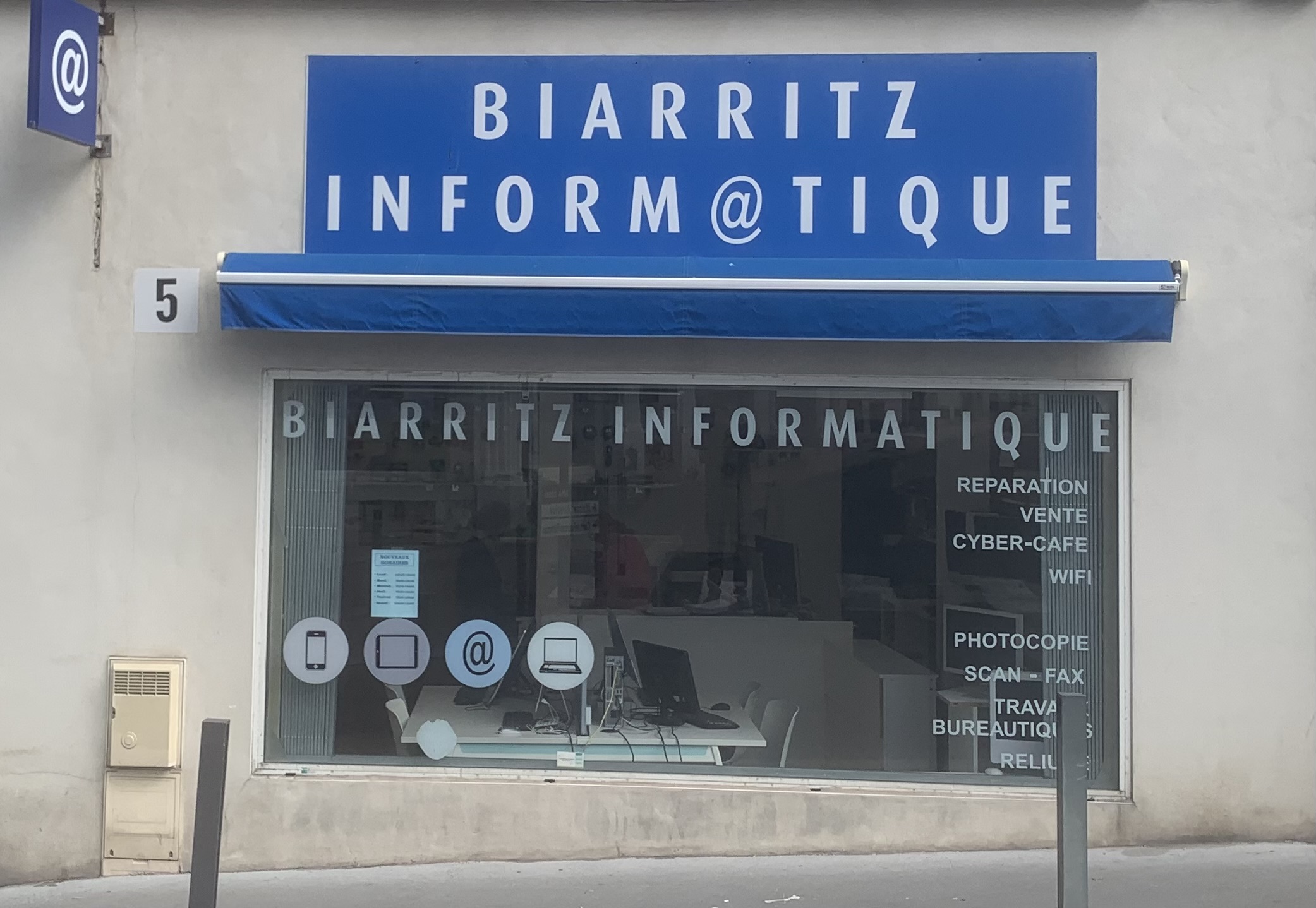 A vendre FDC ou parts sociales SAS. Activités informatique (vente, réparation, assistance), accès internet , photocopies-scan-reliures. Centre-ville de Biarritz. Axe passant (piétons-voitures-vélos). Rue commerçante. Local commercial 36M², activités tout commerce sauf alimentaire. Bail 3-6-9 renouvelé en 2022. Société créée en 2012 ; Forte notoriété, clientèle locale et saisonnière ; CA annuel régulier ; dirigeants actifs ; possibilité de croissance importante sur activité existante et par diversification. Etude disponible après accord de confidentialité. Accompagnement possible.
