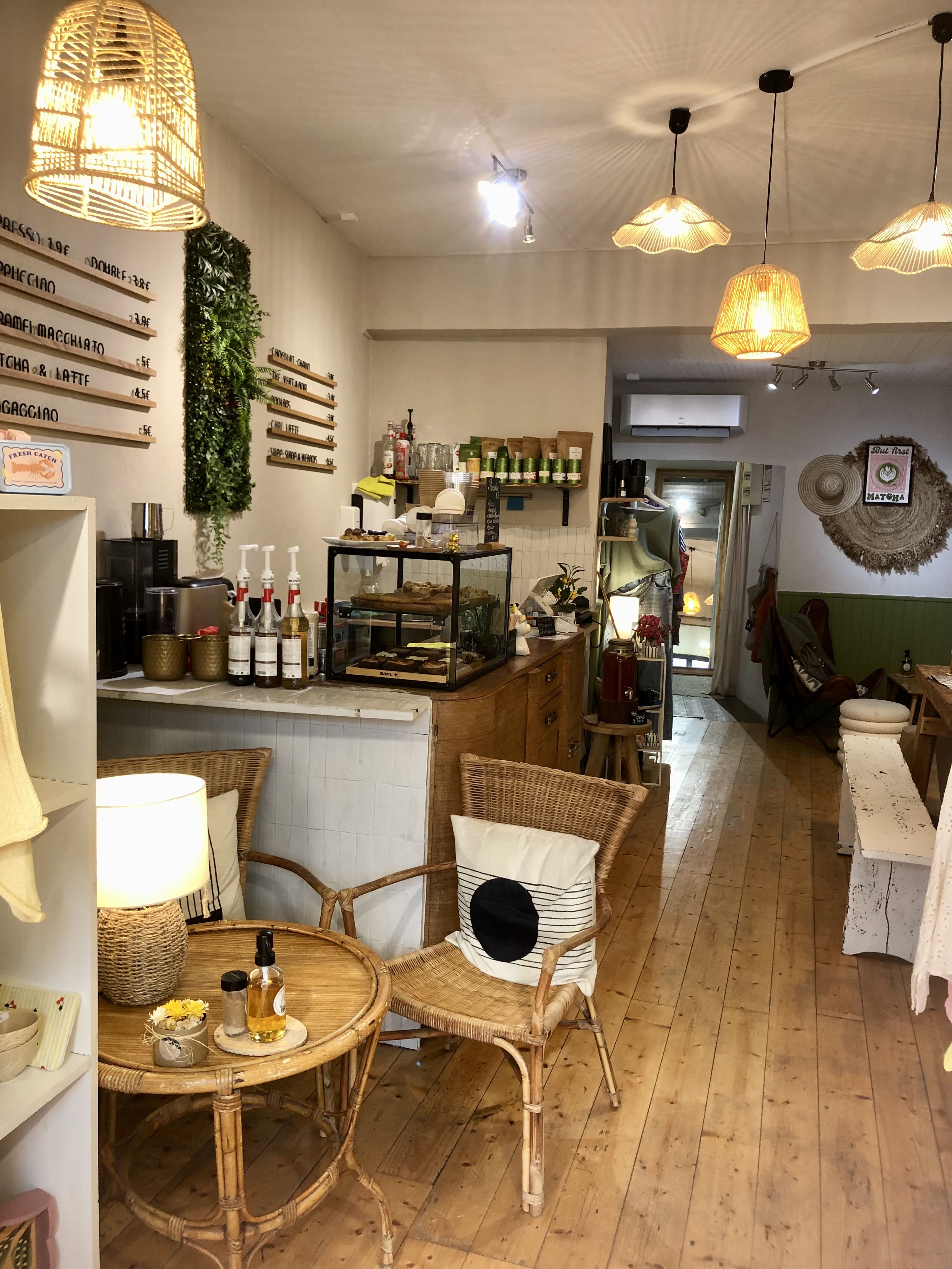 DROIT AU BAIL TOUS COMMERCES – EMPLACEMENT N°1 À APT 
À céder, droit au bail tous commerces idéalement situé au cœur de la rue principale d’Apt, au 100 rue des Marchands. 
Local commercial de 30 m² avec 4 m² de réserve, actuellement exploité en concept store / salon de thé / prêt-à-porter et décoration. 
Le local peut être repris : soit avec l’activité actuelle et son aménagement, soit libre et vide pour tout autre projet commercial. 
Loyer mensuel: 570€ 
Les atouts du local : Emplacement très passant et recherché Local entièrement refait à neuf il y a moins d’un an 
Arrivée d’eau Toilettes Climatisation réversible Grille de protection sécurisée 
Libre immédiatement Idéal pour boutique, salon de thé, décoration, prêt-à-porter, accessoires, épicerie fine ou autre activité… Pour plus d’informations ou organiser une visite, merci de me contacter.