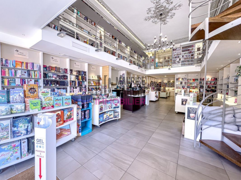 À vendre à Cavaillon, fonds de commerce de librairie et jeux de société de 150 m². Ce local spacieux et chaleureux est idéal pour accueillir une activité culturelle et ludique. Bien situé et bénéficiant d’une clientèle fidèle, il offre un réel potentiel de développement pour un repreneur passionné.