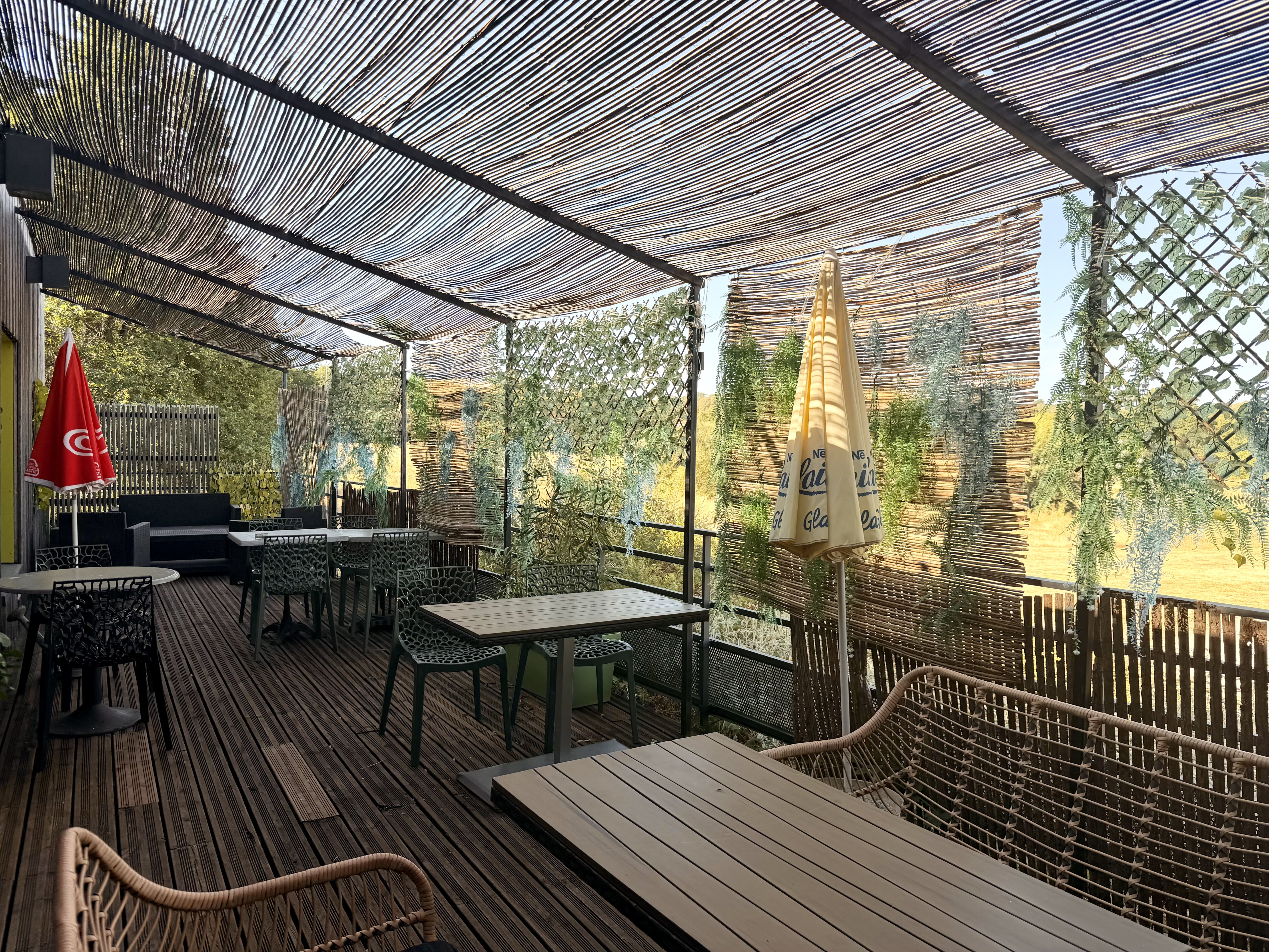 Belle opportunité pour un professionnel de la restauration !

La commune d'Azérables propose à la location un établissement communal dédié aux activités de restaurant, bar et tabac/jeux, prêt à être exploité.

D'une superficie totale d'environ 200 m², le bien comprend :
·   une salle de restaurant chaleureuse d'environ 50 m²,
·   un espace bar d'environ 35 m²,
·   une cuisine professionnelle entièrement équipée (25 m²) avec du matériel en excellent état,
·   des réserves, une cave,
·   un bureau et des espaces dédiés au personnel,
·   une agréable terrasse de 50 m², idéale pour accueillir la clientèle aux beaux jours.

L'établissement est proposé avec son mobilier (tables, chaises), sa vaisselle et un agencement complet, permettant une reprise rapide de l'activité.

Situé au cœur d'une commune dynamique de l'ouest de la Creuse, le commerce bénéficie de la présence de nombreux services de proximité (boulangerie, pharmacie, salon de coiffure, superette, station service), d'un tissu d'artisans et d'entreprises locales, ainsi que d'un emplacement facilement accessible grâce à un grand parking, à proximité immédiate de la D1 et à seulement 5 km de l'autoroute A20.

Afin de faciliter l'installation du futur exploitant, la commune propose un bail précaire de 18 mois avec un loyer progressif :
·   600 € / mois,
·   puis 800 € / mois,
·   puis 1 000 € / mois.

Des charges mensuelles de 100€ sont à rajouter comprenant ordures ménagères, taxe foncière et location de la citerne de gaz (électricité, eau et gaz restant à la charge du locataire).

Le matériel de cuisine, le mobilier de salle et la vaisselle sont à reprendre.

Une belle opportunité pour développer un projet de restauration dans un établissement moderne, fonctionnel et immédiatement opérationnel.