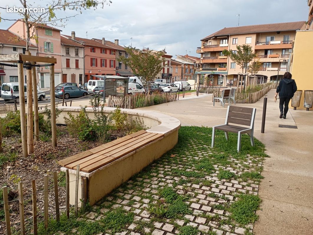 Boucherie charcuterie traiteur, magasin refait à neuf en 2016 situé au centre ville  
de Bourg de Péage (Drôme, 26)
En activité depuis 2001
Vente pour retraite
Des travaux ont été réalisés en 2024 au centre ville
Stationnements gratuits