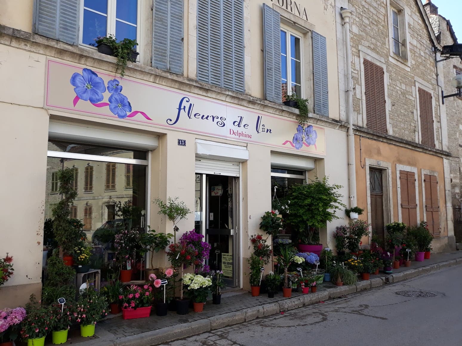 Dans gros village viticole, vends fond de commerce de fleurs avec tout son matériel prêt à fonctionner. Surface de vente 35 m2, vitrine 6 mètres linéaires plus trottoir et parvis, chambre froide de 9m3, dépendances de 100m2 avec petite cour intérieure et cave voutée. Stock d’une valeur de 15000 euros compris dans le prix de vente. Très bonne clientèle fidèle depuis 13ans, CA 2024, 135 K€ à développer. Loyer du magasin 300 €. Appartement de 80 m2 au dessus avec un loyer de 200 €.
Possibilité de changer la destination de l’activité.