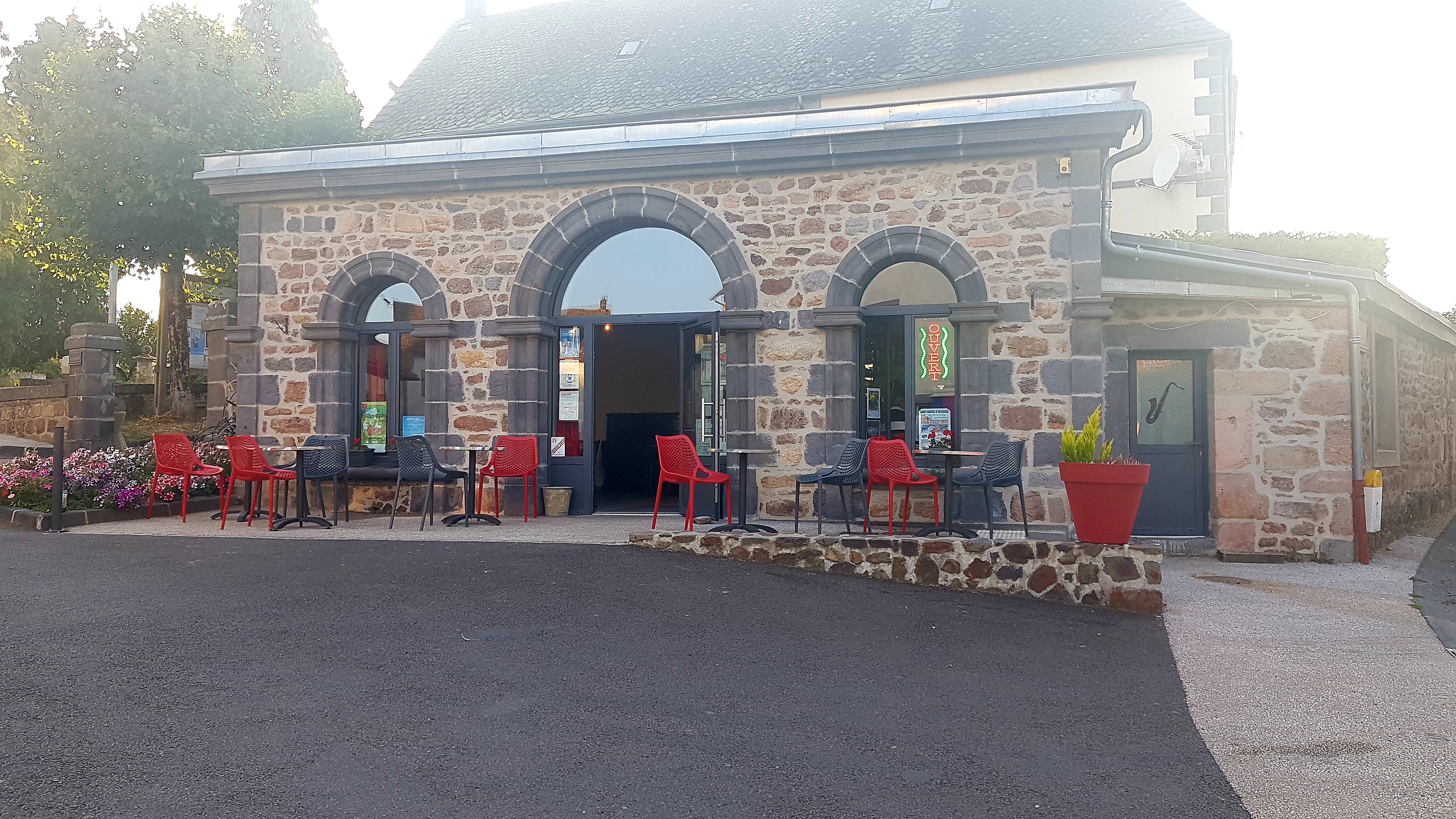A VENDRE
 fond de commerce : Village touristique village 6kms la Bourboule et 1h de Clermont Ferrand 

BAR,CAFÉ, FDJ (grattage,amigo,parions sport )
      avec LICENCE 4
* exploité actuellement en bar /pizzeria 

Cause de la vente du fdc bar : déplacement du fond pizzeria à côté 

Idéalement situé sur la place de marché : le dimanche matin 
et passage parcours randonneurs 

-salle entièrement équipée de chaises et tables,comptoir 
- A disposition :, tireuses à bières, frigos, machine à café, L.V , machine à glaçons, verres 
-Accueil env.25/30pers intérieur 
et env. 20 sur superbe terrasse ensoleillée. 
- 2 réserves (ou vestiaires)

** DÉVELOPPEMENT DU FOND y exploitant 
- le PMU ,
- Bureau de tabac : les plus proche env. 6kms 
- Snaking, Menus ouvriers...
- Salon de thé ....
- retransmission des matchs (foot,rugby) ,
- petits concerts ,karaokés 
- petits déjeunés 

Bail commercial avec la mairie - location des murs 

   --- PRIX 51400€

Pour plus d'informations n'hésitez pas à me contacter par téléphone

☆ CURIEUX S'ABSTENIR MERCI ☆