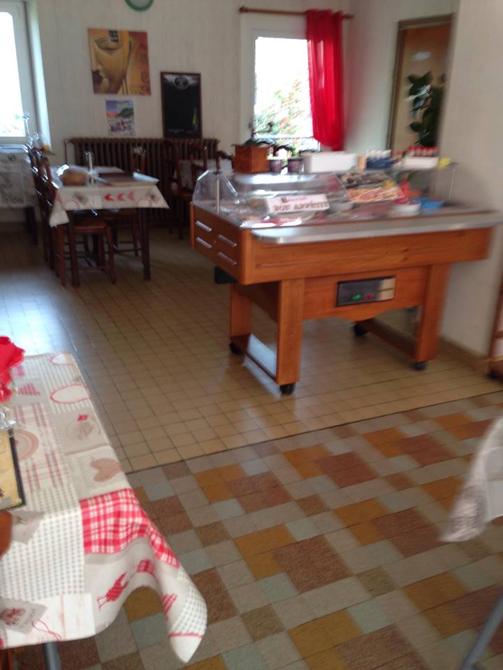 bar restaurant mur a la commune avec logement 55 couvert terrasse  parking en face fond de commerce menus ouvrier du lundi au vendredi repas améliore soir et weed ken