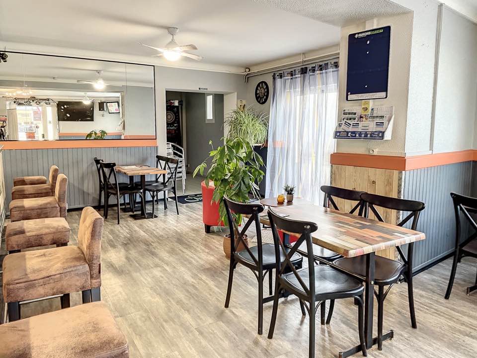 MURS ET FOND DE COMMERCE  LA ROCHE SUR YON (85)
Opportunité Exceptionnelle : Murs Commerciaux et appartement – 11% de rentabilité
Bar, PMU, FDJ et Snacking  – opportunité à saisir au cœur du village, cet établissement profite d’un emplacement stratégique, idéal pour attirer la clientèle locale et les visiteurs. Note avis google 4,7/5 148 avis
Les grandes fenêtres baignent l’intérieur de lumière naturelle, offrant une atmosphère lumineuse et agréable tout au long de la journée.



Ce bien représente une excellente opportunité pour un entrepreneur souhaitant développer son activité dans un lieu dynamique et accueillant.
Ne manquez pas l’occasion de faire de ce commerce votre propre succès à La Ferrière.

*Bar et Snack en Activité + Grand Appartement T2*

Description : 
– Fonds de commerce  et murs : Bar, jeux et snack en activité, idéalement situé
Commerce :
– salle avec bar de 80 m2
– espace jeux de fléchettes et toilettes de 8 m2
– arrière cuisine, cuisine et cellier 16 m2

Appartement T2 à l’étage :
– Grande pièce à vivre de 35 m² avec cuisine ouverte
– 1 chambre spacieuse avec dressing
– Salle de bain et toilettes indépendantes
– Terrasse extérieure en rez-de-chaussée

*Investissement Unique*

Ne manquez pas cette opportunité d’acquérir des murs commerciaux avec un potentiel de revenus locatifs.

Peut être vendu séparément.

Contactez moi pour plus d’informations et pour organiser une visite !