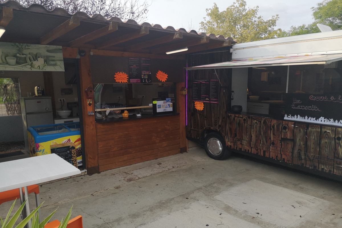 Font de commerce pizza snack tout équipé prêt à travailler sur vinça 66320. Avec terrasse, garage pour stockage. Fort potentiel, surtout l'été, ouvert toute l'année