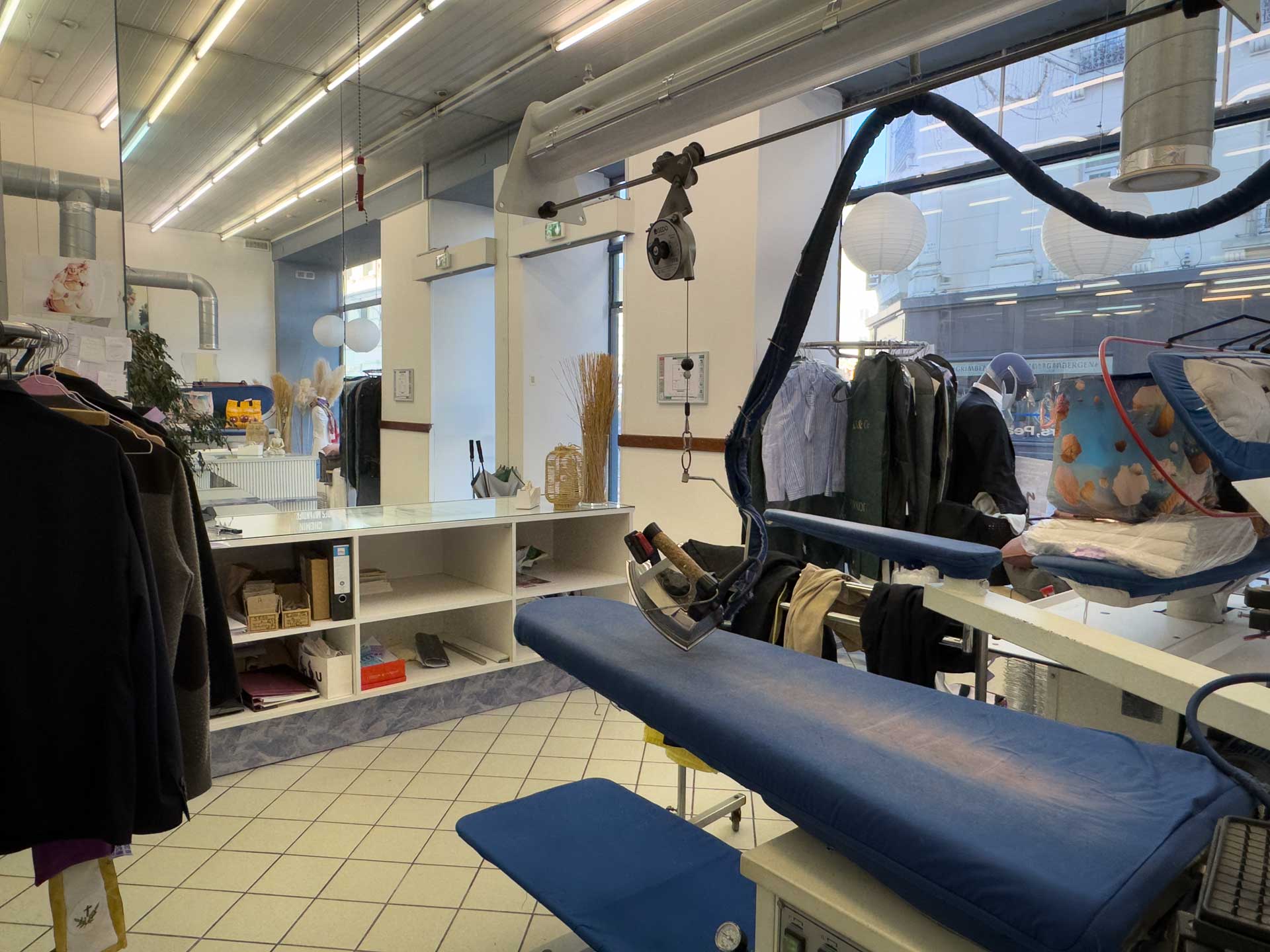 A saisir ! Jolie affaire de pressing située en plein centre-ville, bénéficiant d’une excellente notoriété locale. Exploitée depuis plusieurs décennies, cette structure dispose d’une clientèle fidèle et régulière.

Très bon chiffre d’affaires
Deux employés à temps plein Expérimentés
Matériel bien entretenu – local fonctionnel et agréable
Bail commercial en cours - local loué, pas de de vente des murs
Emplacement stratégique avec fort passage et stationnement à proximité

Vous songez à changer de vie ?
Marre du salariat ? En réflexion sur une reconversion professionnelle ? 

Cette affaire est idéale pour se lancer dans une activité de proximité, stable, et à forte dimension humaine.

Accompagnement possible à la reprise
Reprise clés en main possible

Premier contact par téléphone ou email obligatoire pour échange préalable.
Aucune information sensible ne sera transmise sans discussion préalable.