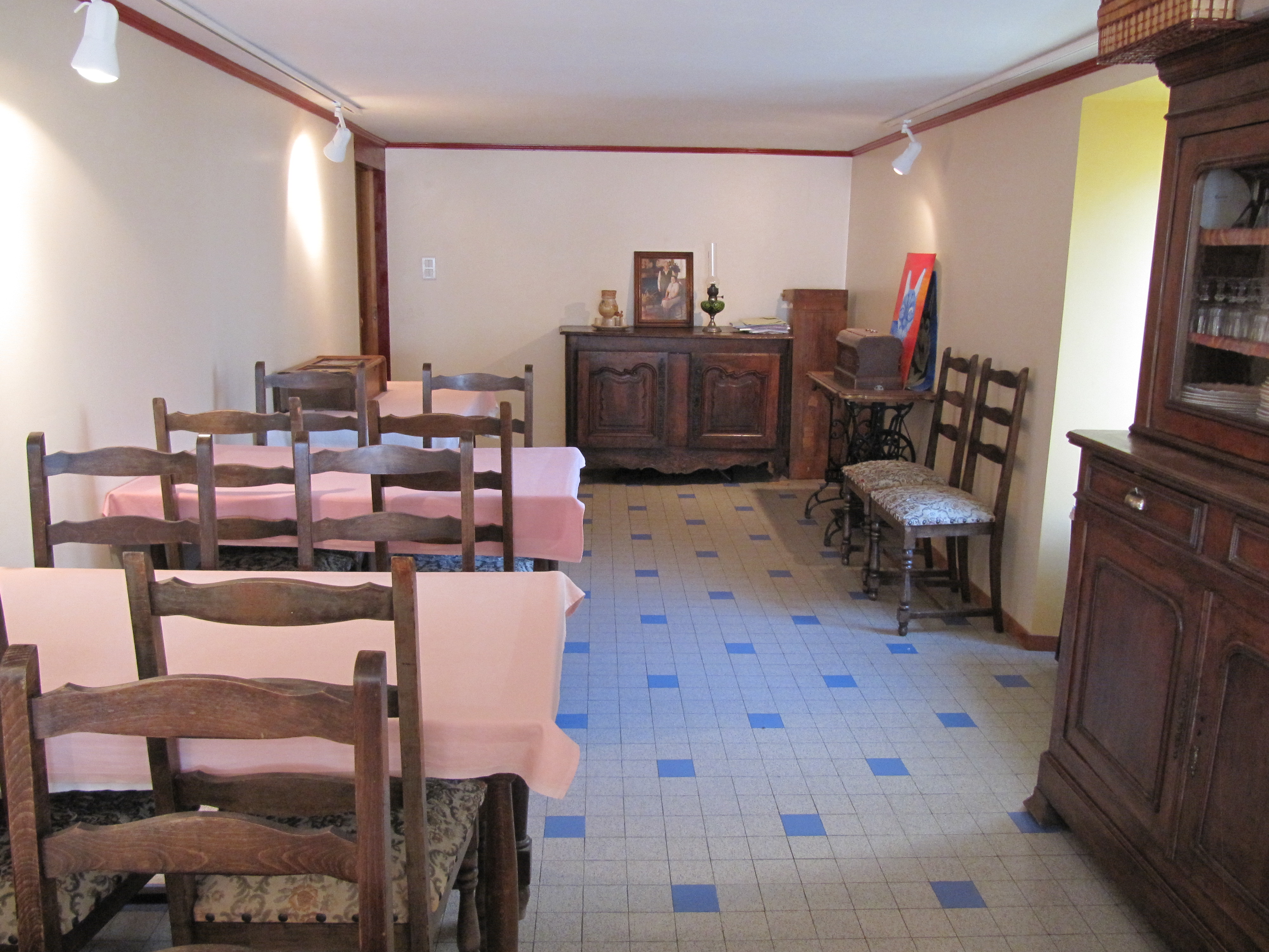 Beau lieu sur placette, resté entretenu dans sa tradition, qui fut le coeur de vie de ce village 
- comportant plusieurs grandes salles à réadapter pour diverses activités nécessaires dans ce village
- salle d'accueil avec insert et magnifique bar
- grand espace vert arboré et entièrement muré avec puits fonctionnel, orienté plein sud
- près de grands axes routier et ferroviaire