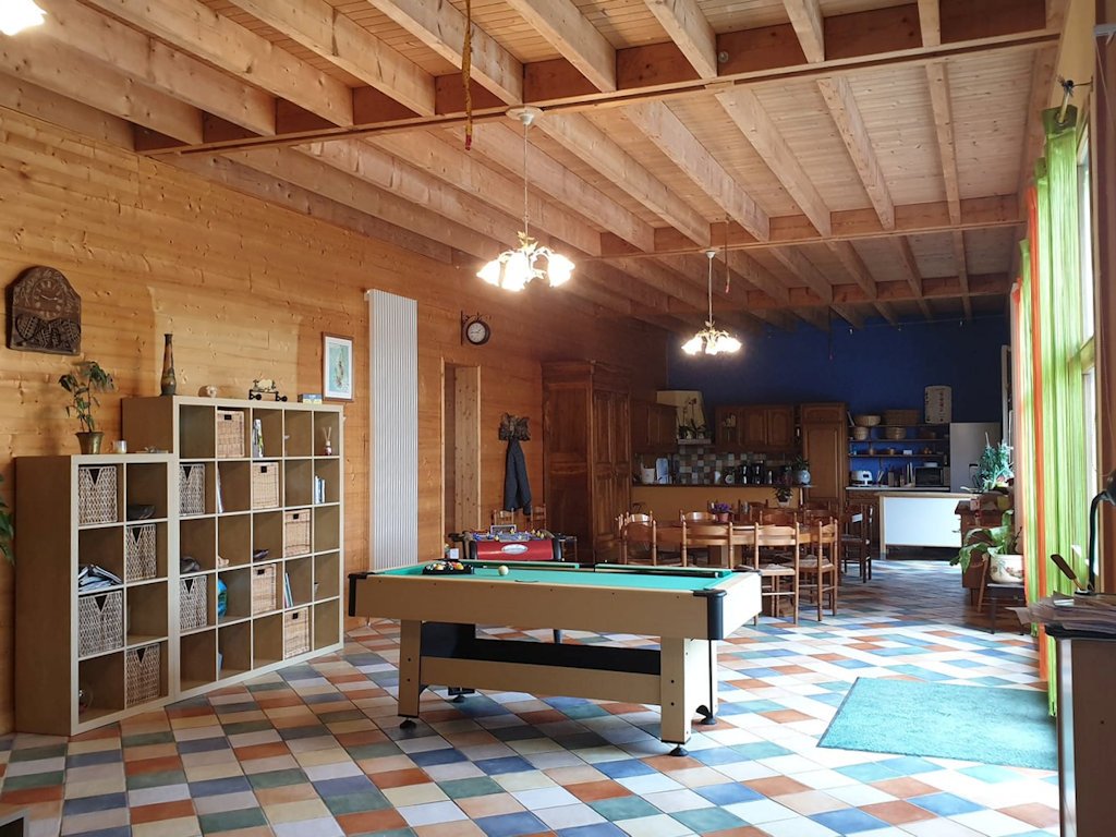 Cause retraite,cède ensemble touristique de 435m2 sur terrain clôturé de 2400m2, situé à 1050 m avec une vue unique sur le Sancy, actuellement exploité en Gîte de Groupe et Location meublés.
Une configuration particulièrement adaptée à un couple repreneur souhaitant vivre sur place :
- 26 couchages actuellement
- 6 chambres avec salles de bains indépendantes 
- 7 WC
- Grande salle de vie de plus de  100m2 donnant sur terrasse avec vue sans vis à vis 
- 2 appartements indépendants de 31m2 et 51m2
- partie privative 70m2 comprenant séjour, chambre, bureau ,salle d'eau , WC
- terrain 2400m2 clôturé/ parling privé 8 voitures
- DPE B, GES A (chaudière pellet- poêle pellet- isolation )
- Fibre
- Classé 3* en  2026
Cession globale envisageable : murs, mobilier, équipements et SASU d'exploitation. Aucune dette
L'exploitation est actuelle est volontairement réduite à environ 27 semaines par an,  étant retraités. 
Cette situation offre à un repreneur professionnel ou à un couple avec ou sans enfants une possibilité de développer l'activiter et d'augmenter la période d'exploitation (était exploité jusqu'en 2024 en chambres d'hôtes-meublés), tout en bénéficiant d'un logement privatif sur place