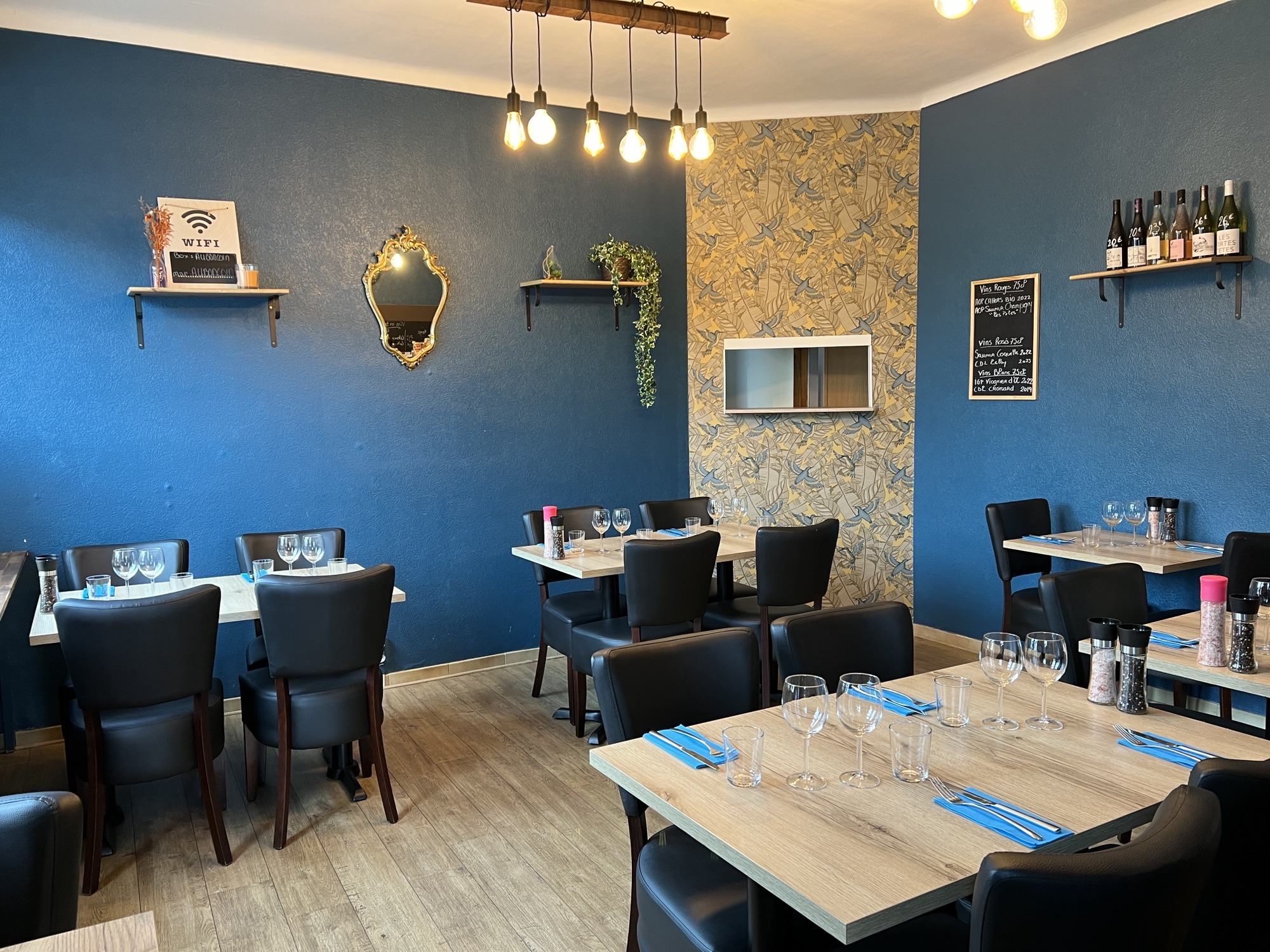 A vendre fond de commerce Bar - Tabac - FDJ - Restaurant - Vente à emporter

Fond de commerce avec licence 4 et matériel, terrasse 20 couverts, 28 places intérieur, facilité de stationnement.

Activités: bar, tabac, Française de jeux, restaurant et vente à emporter.

Établissement en zone rurale de revitalisation avec des nombreux avantages, grand cave de stockage, habitation à l'étage, loyer attractif.

Prix de vente: 40000 euros