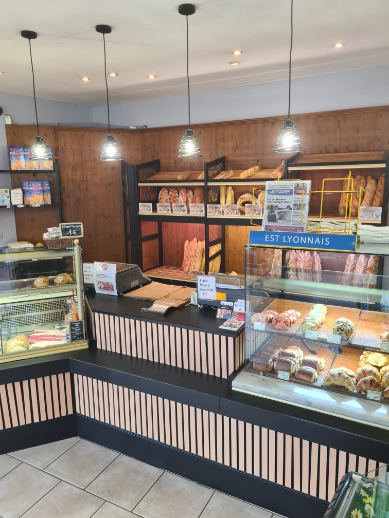 Boulangerie - Pâtisserie avec logement 
Secteur Rhône Décines-Charpieu . 

Vente d'un fonds de commerce artisanal de Boulangerie - Pâtisserie, viennoiserie, sandwicherie, traiteur avec plus de 13 ans d'activité
avec en plus son FoodTruck Boulangerie.

Etablissement avec un magasin très accueillant (30 m²), un espace de production boulangerie, pâtisserie d'environ 150 m² 
Le loyer est de 780 Euros mensuel, compris un appartement de fonction d'environ 75 m² + garage + cave.
Le CA est de 163 520 Euros. 
L'affaire est tenue par Mr Saccas, sa mère + une vendeuse qui connaissent tous les clients de l'affaire.
Ouverture du : 
Mardi au vendredi
De 6h00 à 13h00 - 15h00 à 19h00
Samedi 
De 6h30 à 13h00 - 15h00 à19h00
Dimanche 
De 6h30 à 12h30
Pour plus d'informations contacter Dimitri Saccas
Visite à partir de septembre