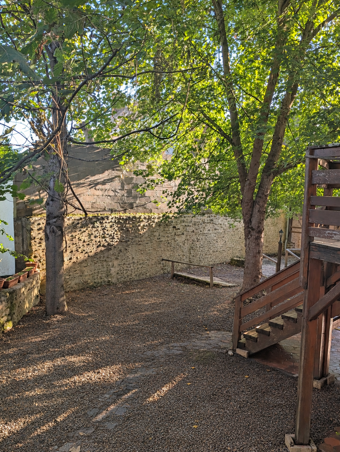 Ancien restaurant-pizzeria Le Pinocchio, bien connu à Connerré, disponible immédiatement à la location.

Le local offre un cadre rare pour un établissement de restauration :

– une grande salle avec bar et cheminée, lumineuse, éclairée par des fenêtres sur toute sa longueur ;
– une seconde salle indépendante, idéale pour les groupes ou une salle de réception ;
– une cuisine séparée, en cours de remise aux normes ;
– un préau couvert avec charpente apparente et sol en briques anciennes ;
– une terrasse en bois surélevée donnant sur le Dué ;
– une terrasse de plain-pied et un jardin arboré ;
– une grande cave pour le stockage ;
– du stationnement sur place.

Capacité estimée : environ 45-55 couverts en salle et environ 40-60 couverts en extérieur selon les aménagements.

Le lieu convient à un restaurant traditionnel, une pizzeria, une crêperie, un bar à vin, un salon de thé ou un concept brunch. Les extérieurs se prêtent bien à une formule grillades ou guinguette l’été.

Des travaux d’embellissement de la salle sont à prévoir, ce qui permet au futur exploitant de créer un établissement à son image.

Visites sur rendez-vous, y compris le week-end. N’hésitez pas à me contacter par la messagerie.
