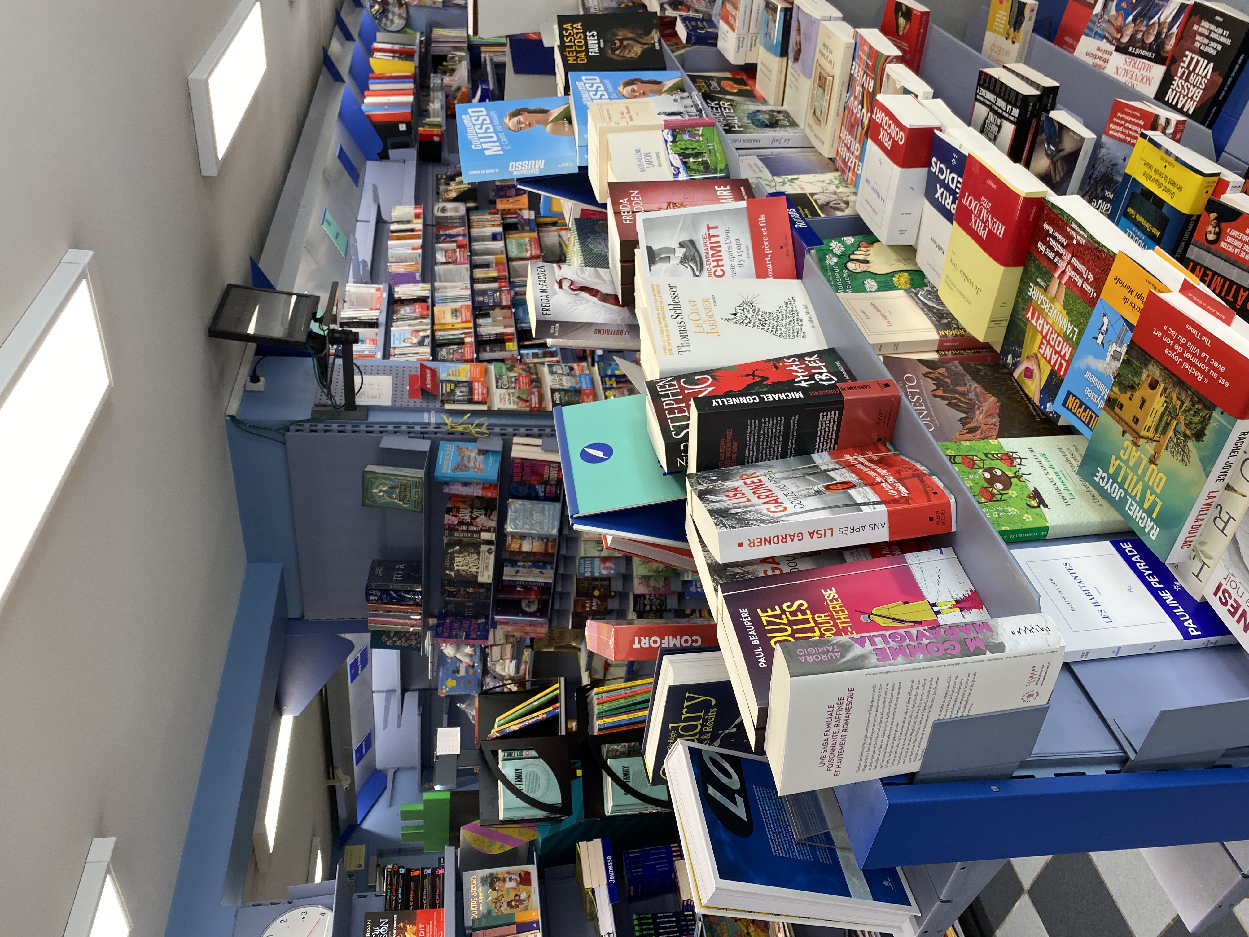 Fonds de commerce Presse Librairie Carterie Jeux FDJ  exploité depuis plus de 60 ans jouissant d’une clientèle fidèle dans une petite ville très dynamique de 6000 habitants .(seul point de vente presse de la localité ) .L’ environnement  offre de réelles perspectives de développement grâce à  de multiples possibilités de diversifications….
Grandes vitrines, 120m2 de surface magasin .
Une offre immobilière peut être envisagée