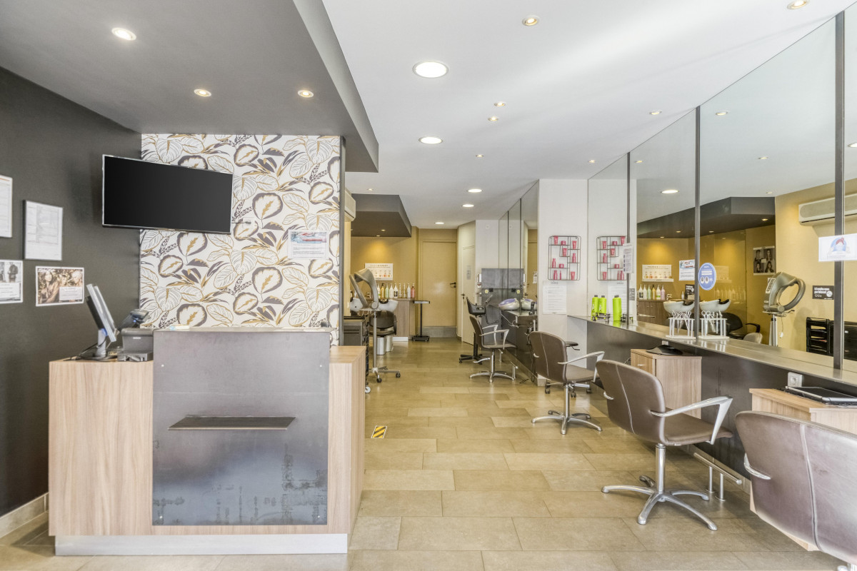 Dpt Ille et Vilaine (35)  Vitré- salon de coiffure mixte de 40m2 + labo implanté au centre d'une ville dynamique de 18000 habitants. Salon climatisé, rénové en 2020 avec 5 postes de coiffage, 2 bacs à shampooing et informatisé. Loyer 410?, pas de personnel à reprendre et cause future retraite.