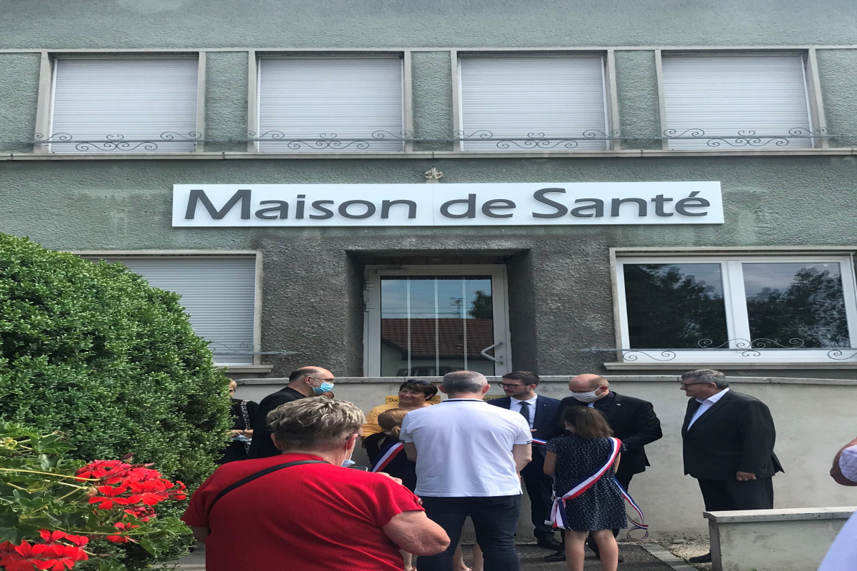 La commune de Dannemarie cherche un médecin généraliste pour intégrer la Maison de Santé inaugurée en juillet 2021. Suite au décès de l'un de nos médecins en 2020, emporté par la Covid et au départ en retraite fin 2022 d'un autre médecin, la ville va se retrouver avec seulement 2 médecins pour un bassin de vie de 15 000 habitants. La ville de Dannemarie est accessible, à 25 minutes de Mulhouse et Belfort, desservie par une gare TER, possède des services (Crèche, périscolaire, médiathèque, salle de spectacles, Poste), de nombreux commerces de proximité ainsi que 2 supermarchés et des associations dynamiques qui proposent de nombreuses animations toute l'année.