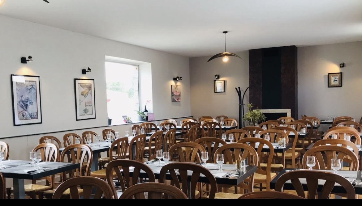 Vend restaurant fond et mur, cause changement d'activité professionnelle.

Nous sommes propriétaires de cet établissement depuis 2001, actuellement nous avons une serveuse. 
Idéal pour un couple à la recherche d'un endroit paisible pas très loin de la côte. La commune est composée d'environ 1800 habitants, tout près de l'axe guingamp Lannion.

Cuisine de  professionnels équipée, 2 réserves de 33 et 42m2
2 WC clients H/F  
le restaurant a une capacité de 60 couverts dans une salle et 20 dans l'autre.
La salle du bar possède 22 places assises. La surface professionnel est de 300m2 en tout, la partie privé 60m2, le grenier aménageable 65m2, l'appentis 52m2.
Parking 1000m2
L'habitation est composée de 3 chambres, 2 salles de bain et 1 WC, ainsi qu'un espace extérieur (Gazon) une cour fermée et muni d'un portail électrique.

Le restaurant est ouvert actuellement du lundi au vendredi, et une activité traiteur est proposée le soir et week-end. congés août et décembre, 5 semaines.
Idéalement situé à 20 min de Lannion, 15 min de Guingamp  et 35 min de Saint Brieuc.