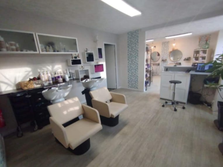 Le salon est situé dans une commune de plus de 1000 habitants proche de Bain de Bretagne (35). Il a été créé il y a 18 ans, il se trouve sur la place principale du village. La commune est composée d'autres commerces essentiels au bon fonctionnement de cette dernière, d'une école, un nouveau lot de terrains sur un lotissement arrive. C'est une commune où il fait bon y être, vous serez accueilli chaleureusement, comme cela à été mon cas il y a quasiment 9 ans, lorsque j'ai repris le salon.
Parlons maintenant du salon! Le salon, où il est situé, a un fort potentiel, certaines communes autour ne sont pas pourvu de salon de coiffure. Il est munie de 2 bacs à shampoings, 4 postes de coiffages, un poste enfant, un espace caisse, un espace vente, une réserve sur environ 52 m². Il a été redécoré en 2017. Aussi, il y a un étage (aussi de 52 m²) qui est pourvut de 2 chambres et une salle de bain, non exploité commercialement. Libre à votre imagination! La salle de bain a été refaite en 2022, où nous y avons installé le lave linge et le sèche linge. En se qui concerne les 2 chambres, elles servent actuellement de salle de repos, lieu de stockage, elles n'ont pas été rafraichit. Il y a aussi un grenier de 30 m².
Une salariée travaille avec moi, à temps plein, depuis 2022, compétente, gentille, à l'écoute des clients et appréciée par ces derniers. La clientèle est hétérogène. Le salon est actuellement ouvert du lundi 13h30 au samedi 15h. Les amplitudes du salon me permets actuellement d'avoir un rythme de vie qui me convient, j'ai mes mercredis avec les enfants et je ne fini pas très tard le samedi!
Un peu de chiffres maintenant !! Le loyer est de 6600€ HT/an (soit 550€/mois). EBE quasiment 11000€ HT sur le dernier bilan (7500€ HT sur le bilan précédent). CA en constante évolution. Tarif : 50 000€ (à débattre) hors frais de notaire. Je vends pour des raisons de santé physiques.
Plusieurs possibilité peut s'offrir à vous : habiter au dessus (en faisant quelques travaux), développer une activité à l'étage (bien-être...).
Peut-être que ma proposition sera faite pour vous!!
A bientôt!