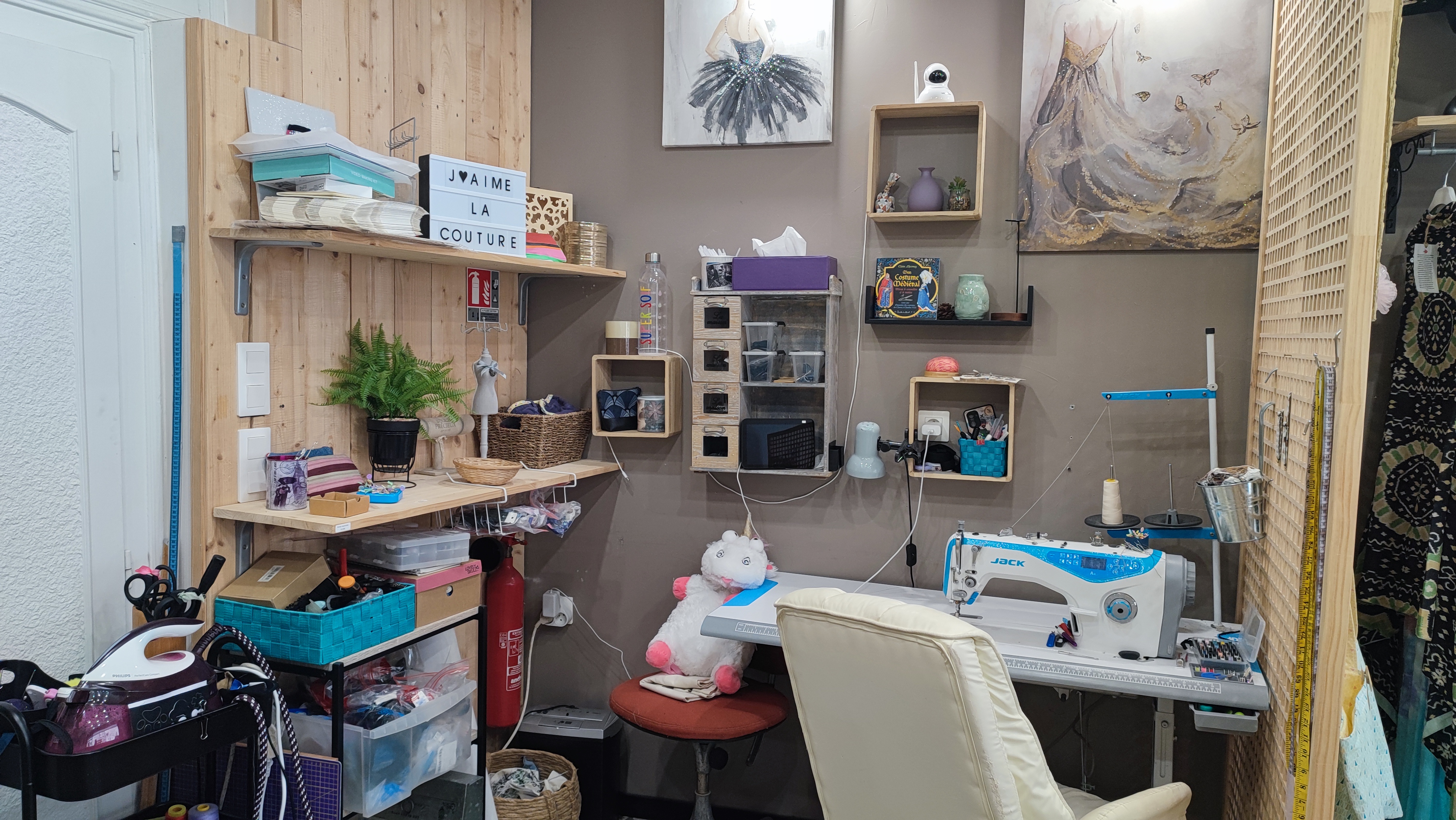 📍 Opportunité à Beaumont : 
Boutique-Atelier Couture & Mode – Clé en main
Reprenez une activité clé en main : un outil de travail complet, un stock de départ et des conditions d'installation uniques.
Pour cause de changement de projet professionnel, je cède mon fond de commerce (retouches, création et prêt-à-porter) installé avec succès depuis 5 ans. C’est l’occasion idéale pour s'installer sereinement avec une clientèle fidèle et un matériel professionnel déjà opérationnel.

💎 Une offre "Tout Inclus" : Aucun frais d'équipement à prévoir
L'acquéreur reprend l'intégralité de l'exploitation pour une activité immédiate dès le premier jour :
Équipement Professionnel : Parc de machines complet (industrielle et surjeteuse), matériel de coupe, mercerie complète (boutons, fils, fermetures, accessoires).
Stock de vente inclus : Prêt-à-porter actuel, maroquinerie, bijoux et tissus.
Agencement total : Mobilier d’exposition, comptoir, cabine d'essayage et décoration saisonnière.
Fichier clients : Notoriété établie avec une excellente réputation locale.

🎁 Avantages Exceptionnels (Offre limitée)
Pour favoriser une transmission fluide et rapide, je propose un pack de bienvenue exclusif :
3 MOIS DE LOYER OFFERTS : Étant propriétaire des murs, j'offre les 3 premiers mois de loyer à l'acquéreur pour un lancement sans pression financière.
SUBVENTION MAIRIE : Une aide à l'installation de 1 500 € est disponible auprès de la municipalité pour les nouveaux commerçants.
ACCOMPAGNEMENT : Je propose une période de passation pour vous introduire auprès de la clientèle et vous présenter l'outil de travail.

📍 Localisation & Charges maîtrisées
Surface : 35 m² lumineux avec vitrine, cave et sanitaires.
Loyer très attractif : 360 € / mois (Bail commercial).
Taxe foncière : 360 € / an.
Accès : Stationnement "arrêt minute" devant la porte et parkings gratuits à 20 mètres.

⚠️ Conditions de la cession
Prix global (Matériel + Stock + Clientèle) : 12 500 € (Négociable)
IMPORTANT : L'intégralité de ces avantages (loyers offerts, stock et matériel inclus) est liée à un calendrier de transmission précis. Cette offre est valable pour une signature actée avant le 15 juin. Passée cette date, les conditions de mise à disposition du local et du matériel seront modifiées.

Premier contact par mail.