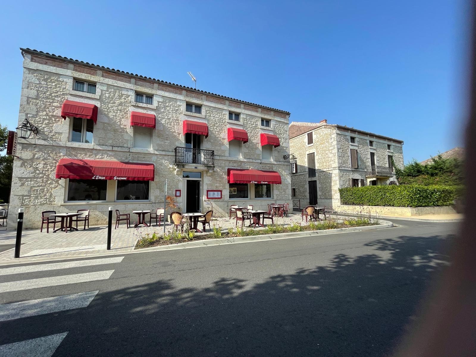 L’etape gasconne  Lot et Garonne limitrophe Dordogne Gironde  Vente mur et fond de commerce d'une magnifique entreprise familial, activité pérenne et suivi avec un fort potentiel de développement. Peu de concurrence et un savoir faire reconnu pour cet établissement situé dans sur la place centrale d’un village de caractère, calme et touristique. Ses commerces, son château. Village entièrement rénové en 2024   Charmant Hôtel Restaurant familial tenue depuis 3 générations et désormais en quête d'un repreneur afin de faire perdurer cette institution régionale suite à retraite.   RDC Restaurant: Salon/Bar donnant sur la place du village entièrement rénové.  Entrée du Restaurant, son accueil, salle de restaurant de 90 places climatisé donnant sur le jardin et sa piscine. Deux terrasse pouvant accueillir jusqu'à 100 couverts. Salle de séminaire/petit déjeuner Cuisine professionnelle. Toilettes H et F, PMR  RDC Hôtel: Entrée de l’hôtel sécurisé pour accès premier étage et deuxième étage.  Salle de petits déjeunés. Au total c'est 18 chambres dont 13 climatisées, certaines avec balcon.   Eau de ville. Puits.Tout à l’égout. Chauffage central au fuel. Double vitrage tout le RDC neuf.   Terrasse Hotel :  Piscine 12×5 au chlore, résine neuve ainsi que le moteur de la piscine. Jolie jardin qui pousse à la détente.   Dépendance pouvant servir de logement, extension ou hébergement saisonnier: 1 Maison bourgeoise, d’environ 250m2, demandant à être réhabilité, sur jardin. 3 niveaux.  renseignements complémentaire possibles , seulement profil sérieux . Photos sur le site internet.