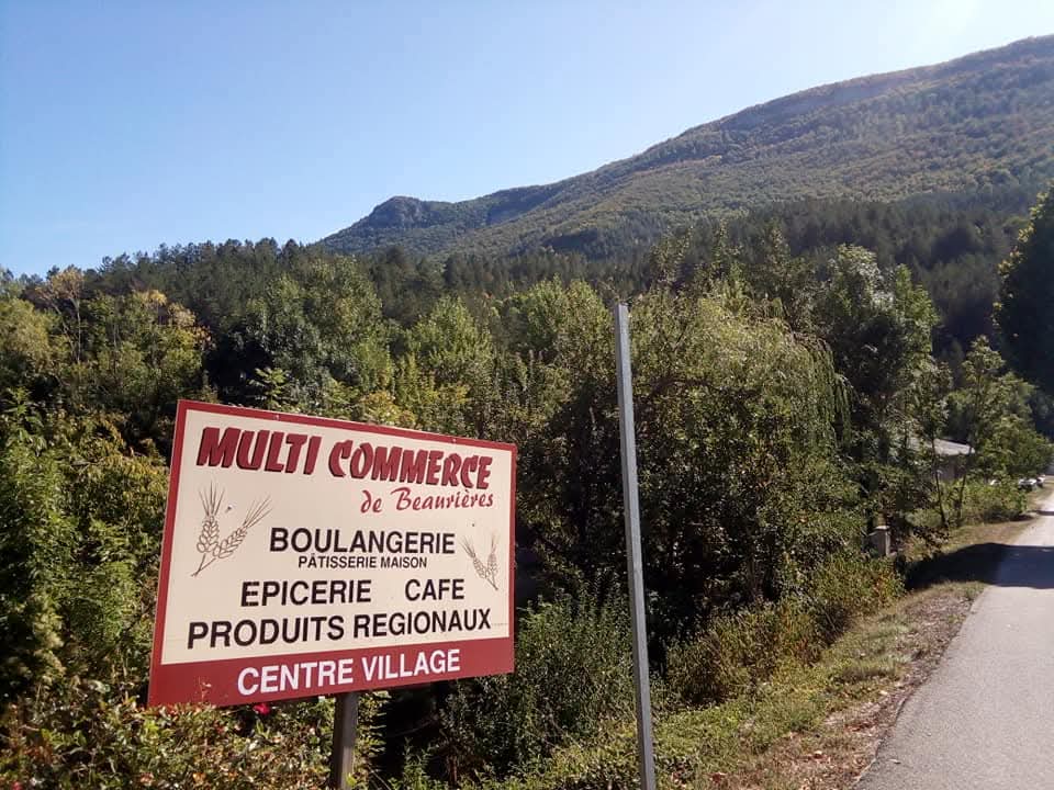 🏡 À CÉDER – BOULANGERIE, ÉPICERIE,BAR MULTISERVICES 

Fond de commerce + Possibilité de logement 

🌿 Une belle opportunité pour entreprendre et changer de cadre de vie !

Au cœur de la Drôme, charmant village de montagne, découvrez Le Multi-Commerce de Beaurieres une boulangerie, un bar, commerce multiservices convivial, déjà en activité et prêt à être repris.

Véritable lieu de vie et de proximité, cet établissement réunit de nombreuses activités complémentaires :

🍷 Bar avec licence IV et tournées avec véhicule sur 2 départements

🛒 Épicerie, fruits et légumes

🥖 Boulangerie et pâtisseries

🎁 Produits locaux, gaz

Un commerce polyvalent, avec plusieurs sources de revenus et une clientèle locale et de passage.

🏪 Un commerce équipé, avec terrasse sur rue principale et une terrasse couverte. Possibilité de logement à voir avec la mairie !
L’établissement dispose d’un espace bar accueillant, d’une épicerie, d’un espace boulangerie, d’une agréable terrasse extérieure
Le matériel et les équipements nécessaires à l’exploitation sont inclus dans le prix de vente.
🏡 Un véritable atout : un logement de fonction de 85 m² à l’étage, lumineux et agréable, comprenant une pièce de vie, trois chambres, un bureau, une salle de bains et des WC séparés.

✅ Matériel et équipements inclus

✅ Stock valorisé séparément lors de la cession

✅ Murs et logement appartenant à la mairie

🌿 Un projet professionnel et un cadre de vie réunis !

Idéal pour un couple, une reconversion professionnelle ou un commerçant souhaitant développer une activité de proximité.

Avec ses multiples activités, son logement sur place et ses équipements opérationnels, Le Multi-Commerce de Beaurieres offre une belle opportunité de reprise au cœur du Haut Diois.

 Renseignements complémentaires et visites sur demande, en message privé.

📢