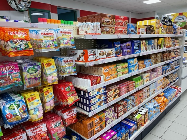A vendre fond de commerce supérette alimentation générale située dans un bourg en périphérie immédiate d'Alençon 61. Commune de 2400 habitants dynamique avec toutes commodités desservie par les transports en commun et située sur une route passagère.
 Petit commerce de proximité local d'environ 120 mètres carrés.
 Equipements : vitrine réfrigérée fermée, rayon fruits et légumes , fromage à la coupe, produits locaux, dépôt de pain quotidien, gaz, relais Colis (Mondial Relay).
Salle privative (bureau) attenante avec des parties communes, réserve, Bâtiment sous la Mairie 
Petit parking devant le magasin. 
Loyer modéré, aucun investissement matériel à prévoir. Ouvert du lundi au samedi midi. Vacances annuelles. 
Possibilité en complément d'ouvrir le samedi après-midi et le dimanche matin. Bon bilan.