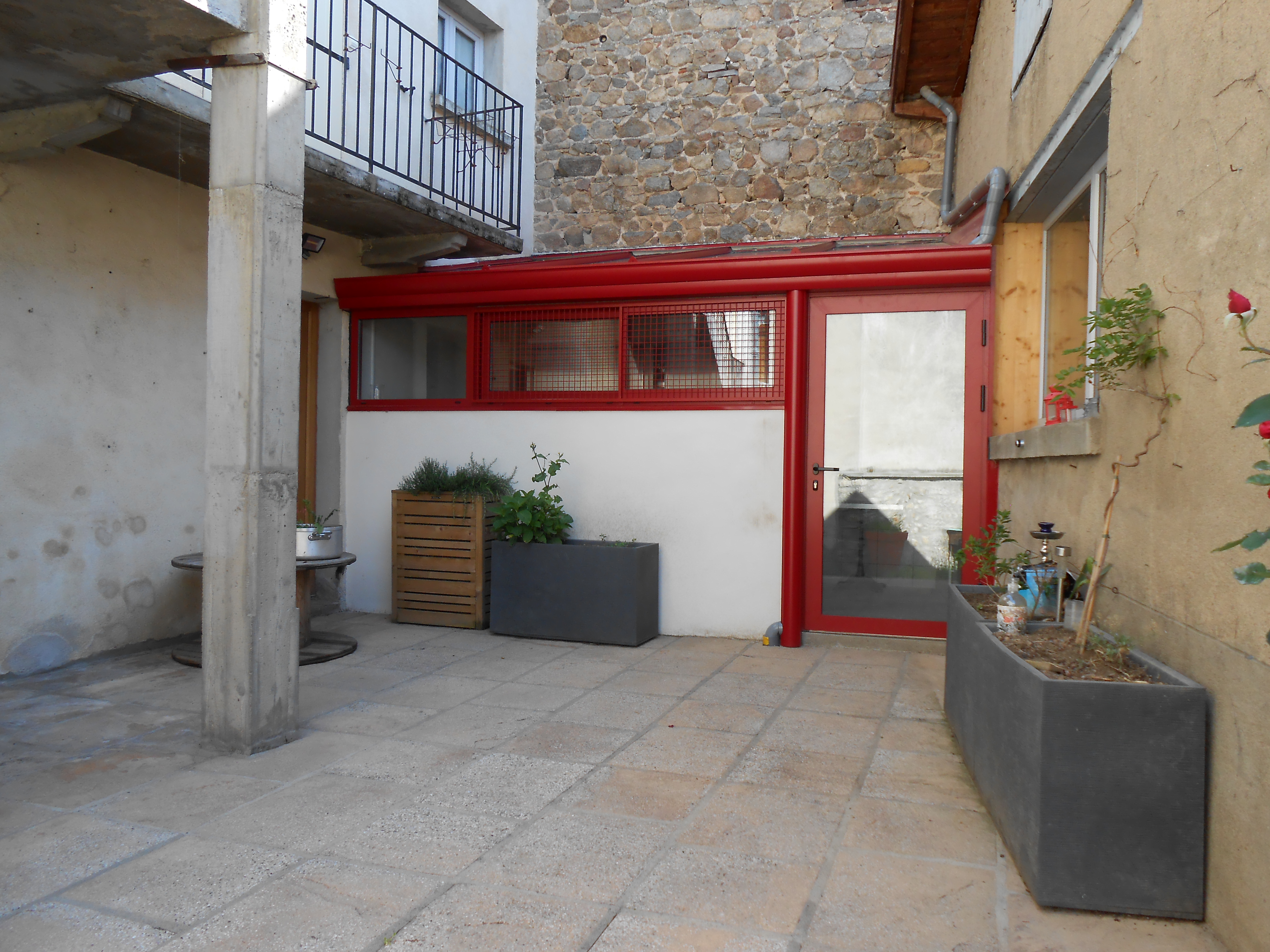 La commune de Chirassimont propose en location-gérance un multiservices idéalement situé au cœur du village.

Chirassimont est un village situé au Nord-Est du Département de la Loire, appartenant à la Communauté de Communes d'entre Loire et Rhône (CoPLER).
C'est une commune paisible de 400 habitants positionnée à 50 minutes de Saint-Etienne, 25 minutes de Roanne et 40 minutes de Lyon.

📍Le commerce est situé au centre du village, sur la place de l'église, et a de multiples activités : dépôt de pain, épicerie, bar, petite restauration.

D’une superficie de 100 m², le commerce comprend :
✔️ Une Véranda
✔️ Une cuisine entièrement équipée
✔️ Une salle de bar
✔️ Une cuisine centrale et un espace traiteur
✔️ Une chambre froide
✔️ Une cour

Le matériel et la licence IV appartiennent à la commune

Conditions financières
• Location-gérance : 300 €/mois
• Possibilité de logement : Appartement rénové de 100 m² (cuisine-séjour, salon, 4 chambres, 2 salle de bain, grenier) – Loyer : 400 €/moi (hors charges)

Intéressé(e) ? Contactez-nous !
📞 Madame le Maire : 04 77 62 43 31 ou mairie.chirassimont@copler.fr