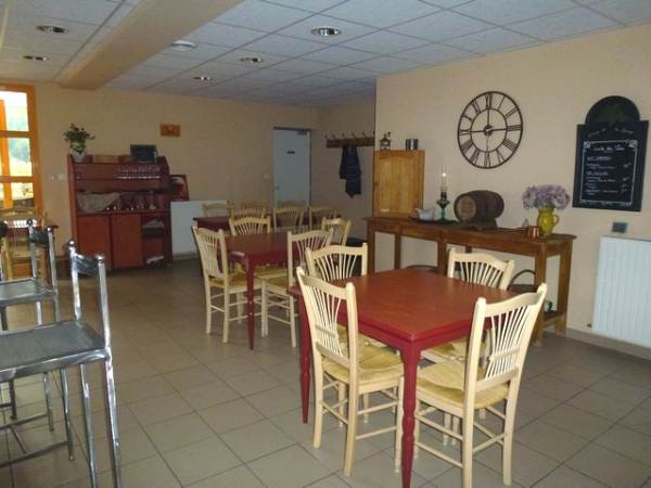 La commune de Barret sur Méouge – 05300, village de 200 habitants, situé à  la sortie des Gorges de la Méouge, à 30 minutes de la ville de Sisteron, recherche gérant(e)s pour son auberge communale.
L’établissement très récent, qui bénéficie du label Bistrot de Pays, comprend un bar, une salle de restauration avec terrasse et baies vitrées (environ 30 couverts), ainsi qu’une grande salle de restauration de 75 couverts utilisable sur demande, 7 chambres d’hôtel, une terrasse plein air équipée d’une cuisine snack de 30 à 40 couverts, un appartement de fonction T3 (possibilité T4), un parking privé, le tout dans un cadre naturel et touristique.
Montant du loyer : 1885€ TTC/ mois plus charges 120€ TTC.
L’établissement est disponible au 1er décembre 2025.
Vous êtes qualifié et expérimenté en restauration et souhaitez vous investir dans un projet articulé sur la convivialité et la valorisation des produits locaux, adressez au plus vite votre candidature :
CV + Lettre de motivation à la mairie de Barret sur Méouge, place du village – 05300 Barret sur Méouge.