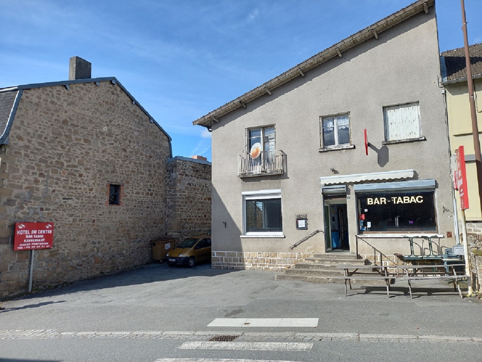 Bar et restaurant proposant une cuisine traditionnelle (menus ouvriers) avec débit de tabac.

Le bien comprend également au 1er étage une surface hôtelière (9 chambres) non exploitée depuis 2009 ainsi qu’un appartement sur place.

Surfaces du bien : 

Bâtiment principal sur 3 niveaux (combles / grenier à aménager) dont environ 500 m² de surface utile, et annexe bâtie de 90 m d’un seul tenant (2 garages, 1 local chaufferie, 1 réserve, 1 sanitaire et 1 appentis fermé) donnant sur une cour intérieure (90 m²) et 1 terrain nu attenant à l’arrière, constructible (960 m²) et accessible depuis la voie publique.
- RDC bar-restaurant-tabac comprenant : sas d’entrée et baies vitrées (sécurisées avec rideau roulant), 1 grande salle de bar (80 m²) avec comptoir et espace de vente tabac, 1 salle de restauration (40 m²) avec baies vitrées, 2 WC dont 1 accessible PMR, 1 grande salle de réception/banquets de 90 m² avec scène, 1 cuisine lumineuse et équipée (mixte gaz/électrique) de 30 m².
- 1er niveau ancien hôtel avec accès indépendant du restaurant, comprenant : 9 chambres d’hôtel, retirées de la rue, à rénover (12 m² chacune avec évier et bidet) avec sanitaire commun, ainsi qu’un appartement de 80 m² (sas d’entrée, 3 chambres, 1 buanderie, 1 séjour et salon et 1 cuisine).
- 2ème niveau combles / grenier sur 80 m², accessibles depuis l’appartement, intégralement à transformer, selon besoins.

Chauffage : ensemble chauffé au fioul avec chaudière en bon état de fonctionnement et 2 cuves (1000 l et 5000 l)

Stationnements : emplacement privé côté rue principale et sur le côté et la cour intérieure du bâtiment, et parking public de grande capacité à 30 m.

Bâtiment raccordé à l’assainissement collectif, desservi par la fibre optique, avec bonne couverture mobile 4G.

Localisation :

Unique établissement de restauration, idéalement placé en cœur de bourg, facilement identifiable, au carrefour d'axes de circulation importants.
La commune (360 habitants) est une petite ville rurale traversée par le Thaurion, rivière bien connue des pêcheurs, et entourée de bois et vallons, avec un château privé du XVème siècle inscrit aux Monuments Historiques.
Présence de commerces et services (épicerie, boulangerie / pâtisserie, boucherie, cabinet médical, pharmacie, tiers-lieu, artisans, école et bibliothèque, Poste).

Accessibilité en voiture : 

- Point de passage obligé vers le Lac de Vassivière (à 35 min) et le Parc Naturel Régional de Millevaches
- 10 min de la cité médiévale de Bourganeuf
- 20 min de Guéret (Préfecture)
- 25 min d'Aubusson (Cité Internationale de la Tapisserie)
- 1 h de Limoges
- 1h30 de Clermont Ferrand

Conditions d'acquisition :

Murs et fonds en vente pour cause de retraite.
Prix de vente total à 150 000 €
- les murs et le terrain nu constructible (propriété SCI) à 100 000 €
- le fonds de commerce (Entreprise Individuelle) à 50 000 € (licence IV, licence petit restaurant et tabac compris).

Bilans et comptes de résultats à disposition.
Pas de personnel à reprendre.
La reprise de l'activité de tabac n'est pas une condition à la vente de l'ensemble.

Caractéristiques / Atouts :

- Bourg au cadre de vie agréable et idéalement placé, avec très faible concurrence de restaurateurs à moins de 15 mn.
- Exonérations Fiscales France Ruralités Revitalisation.
- Accompagnements techniques et financiers publics possibles, dont Communauté de communes avec subventions à la reprise (jusqu'à 50 000)