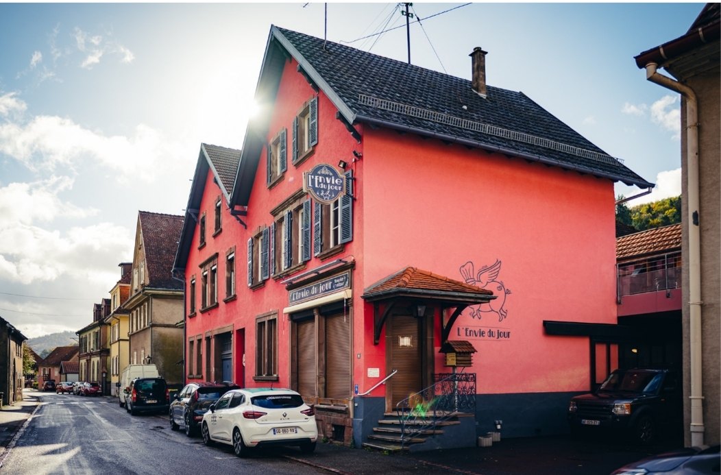 Bonjour,

Commerce de proximité niché dans un petit village au pied des montagnes Alsacienne.
Recherche un repreneur pour continuer à faire vivre le coeur de se charmant petit village.