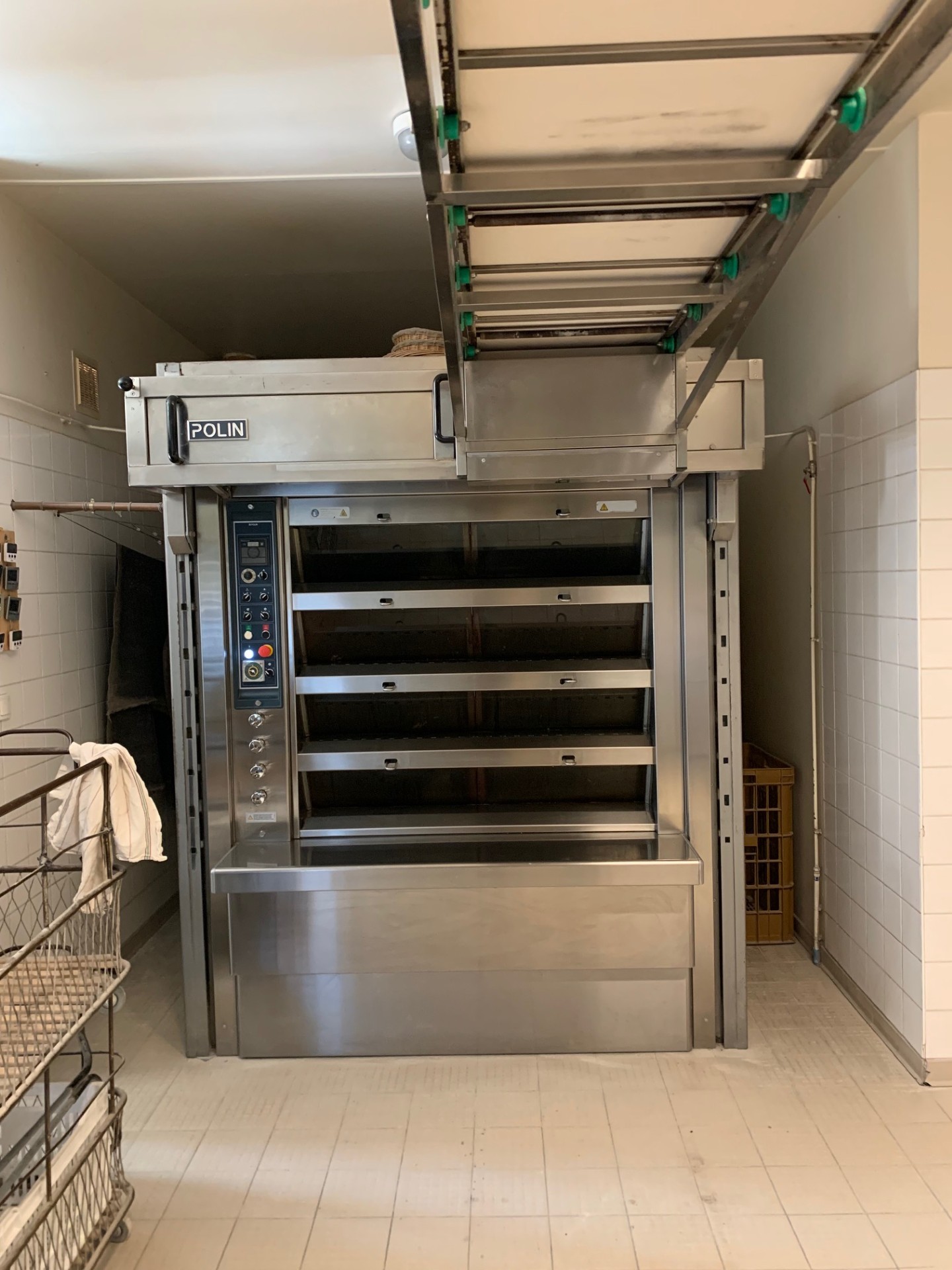 À vendre : Fonds de commerce en boulangerie - pâtisserie - snacking. Cause départ à la retraite.

Opportunité à saisir pour cette affaire saine et bien implantée, composée de deux points de vente, situés dans deux communes rurales à 16 km l'une de l'autre, sans concurrence directe.

Le site principal regroupe la production et la vente, dans un local de 300 m² (dont 50 m² de surface de vente), bien équipé avec un laboratoire, fournil et réserves. Ce local est loué via un bail commercial au loyer attractif de 520 € HT/mois.

Il est situé sur la commune d'Abjat-sur-Bandiat, au cœur du Parc Naturel Régional Périgord-Limousin. Cette boulangerie bénéficie d’un environnement naturel préservé, dans un village vivant et sans concurrence. La commune attire une clientèle locale fidèle ainsi que des visiteurs en quête d’authenticité. Calme, qualité de vie et dynamisme rural font d’Abjat un lieu idéal pour conjuguer activité professionnelle et bien-être.

Le second point de vente, dédié uniquement à la vente, est loué 308 €/mois.

Les deux établissements sont situés en centre-bourg, avec facilités de stationnement, ce qui assure une bonne accessibilité pour la clientèle.

L’équipement est complet et en bon état.

Effectif : 2 vendeuses, 1 apprenti, le dirigeant et son épouse. Chiffre d’affaires stable.

Prix de vente du fonds de commerce  : 175 000 €