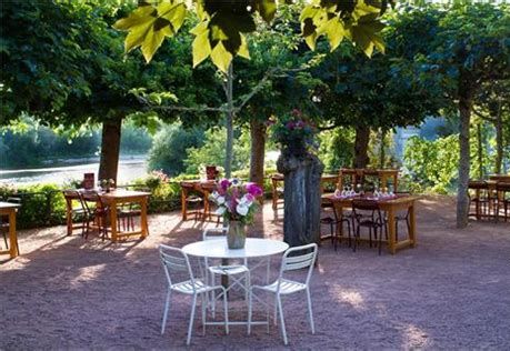 Vous êtes professionnel(s) de l’hôtellerie-restauration, aimant travailler les produits du terroir, sensible(s) aux espaces naturels ? Vous souhaitez vous investir dans un lieu emblématique du territoire ? Ce projet est pour vous !

Sur les berges de l’Allier (dernière rivière sauvage d'Europe), au nord de Moulins (Préfecture - Ville d’art et d’histoire), à proximité de la RN7 et de l’A79, l’hôtel bar restaurant « La Chaumière » a fermé ses portes en 2018. Véritable institution sur le bassin Moulinois, il était réputé pour sa friture servie en terrasse avec vue imprenable sur la rivière.
Idéalement placé au bord de l’Allier, cette grande rivière sauvage européenne à la riche biodiversité, son site emblématique domine la rivière à un quart d’heure du centre de Moulins (03). Ici, on vit encore en harmonie avec elle et cette partie la plus préservée du val d’Allier offre les produits sains d’une agriculture fermière propice aux circuits courts.
C’est pour faire revivre l’ancien hôtel-restaurant fermé en 2018, qu’une quinzaine de personnalités locales attachées à leur territoire ont décidé de l’acquérir pour en faciliter la transmission à un professionnel  souhaitant en reprendre l’exploitation. Pas de fonds de commerce à acheter, des travaux de rénovation à réaliser par l’exploitant en contrepartie d’un loyer bas avec possibilité d’appartement sur place et licence IV mise à disposition, pour un ensemble de près de 1000 m2 avec parking, terrasse et jardins. 
Cette ambition s’intègre dans un projet global porté par Allier Sauvage, partenaire potentiel du projet, qui projette de développer des activités de sensibilisation, de recherche et de formation, en apportant ainsi de l’activité pour le restaurant et l’hébergement (hôtel ou chambres d’hôtes et gîte).  En effet, les lieux disposant d’autres bâtiments annexes, l’association s’installera prochainement à côté de l’hôtel-restaurant en ouvrant sa ‘’Maison de l’Allier sauvage’’, lieu de référence, de recherche, de formation et d’animation dédié à la préservation du val d’Allier Nord, de sa biodiversité et de sa vie locale. Cette Maison de l’Allier sauvage aura vocation avant tout à former  avec l’auberge de la Chaumière un endroit convivial au contact de la rivière. Et comme celle-ci se situe sur le passage de la Via Allier, grand itinéraire régional en cours de constitution pour le développement du tourisme à vélo, on n’attend plus que vous pour faire du site « the place to be » !
Exemple de programme possible pour la reprise de l’Hôtel restaurant : 
• Requalification de l’offre de restauration (Licence IV mise à disposition), après remise aux normes et amélioration de l’offre potentielle pour proposer :
o Une grande salle de restaurant de 82 m²,
o Un espace bar d’environ 25 m²,
o Une seconde salle de réception / réunion d’environ 40 m²,
o Une grande cuisine remise en état et complétée,
o Une vaste terrasse extérieure, surplombant la rivière et les jardins.
• Restructuration et réhabilitation des deux étages de l’hôtel, avec 10 chambres relookées, dont 3 suites de 4 couchages chacune. Sans ascenseur – Classement 2*
• Création d’un espace hôtelier déporté de 5 chambres (en lieu et place du logement des anciens exploitants et des 3 chambres complémentaires existantes de l’hôtel), pouvant être loué comme un ensemble (gîte de groupe) avec la possibilité d’ouvrir un espace de vie composé de :
o Un séjour de 30 m²
o Une cuisine de 15 m²
o Terrasse à niveau, sur jardin privatif.
• Agencement d’un appartement pour l’exploitant au 1er étage du bâtiment d’exploitation historique, de quelques 60 m² en reprise d’espaces peu adaptés à la clientèle future de l’établissement.

Atouts incontestables (milieu naturel, en bord d’Allier, axe de randonnées, VTT, pédestres- majeur, activités de loisirs d’eaux vives, pêche et canoë, baignade, positionnement géographique, grands axes routiers, proximité de nombreux sites de visite, …) pour séduire tant une clientèle touristique, que familiale et associative mais aussi une clientèle de passage. Un vivier conséquent d’entreprises et d’organismes constituerait une clientèle de travail et de tourisme d’affaires. 

>> ÉTUDE DE FAISABILITÉ COMPLÈTE disponible (Présentation du projet, environnement, marchés potentiels, concurrence, activité et comptes de résultats prévisionnels selon 2 hypothèses de projet), ainsi que relevés architecturaux et le projet agréé de rénovation et de mise en conformité du restaurant.

PROFIL : Être fort d'une solide expérience en restauration (priorité) et hôtellerie, détenir une capacité d'investissement nécessaire à la rénovation intérieure et l'équipement de l'établissement, adhérer aux valeurs portées par la SCI de la Chaumière  et l'Association Allier Sauvage.

Loyer mensuel prévisionnel : 2 500 € HT + 300 € HT de charges. Achat de l’établissement possible de suite ou sous 3 années d’exploitation. Investissement nécessaire à évaluer en fonction du projet réalisable progressivement (à minima 80 000€ pour le restaurant). Subventions importantes mobilisables (15 000 € pour le restaurant) auprès des Collectivités déjà informées du projet. Accompagnement au lancement du projet. Travaux de mise aux normes de l’installation d’assainissement et de réfection des abords et de la terrasse réalisés par la SCI de la Chaumière.

Contact : Joël Herbach, gérant de la SCI de la Chaumière, tél. 06 08 17 23 58

Page Facebook : https://www.facebook.com/lachaumiereallier/photos/?ref=page_internal