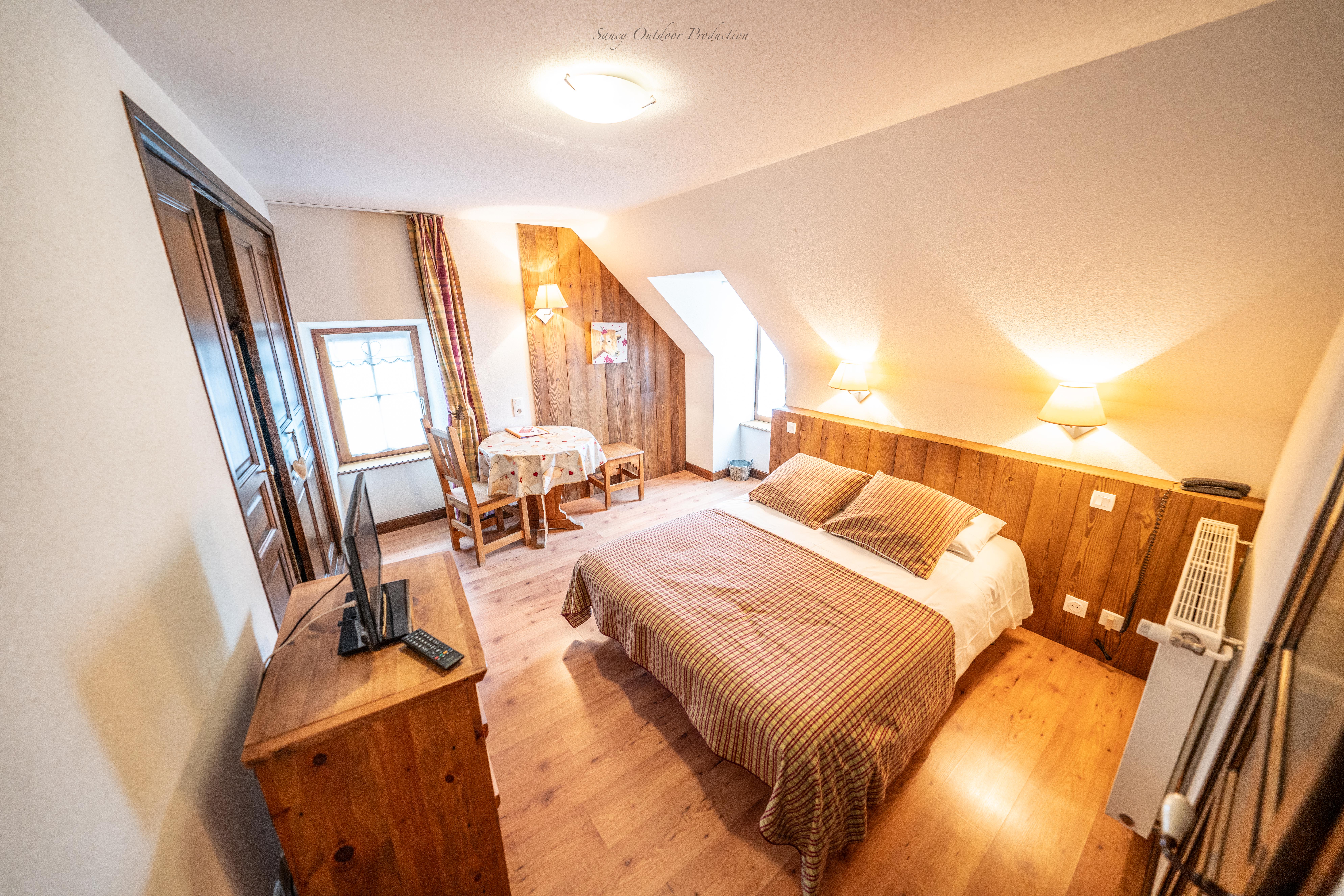 Vends, cause retraite, Hôtel-Restaurant-Bar situé dans un cadre familial qui vous accuaille depuis 3 générations.
L'établissement est à vendre, Murs et fond, au prix de 580000 euros, négociable, sachant que nous sommes aux dernières normes en vigueur, et avec une bonne perspective de développement.
L'Hôtel dispose de 9 chambres de 2 à 4 couchages, entièrement rénovées et meublées avec goût et modernité tout en respectant l'esprit montagne.
De plus vous disposez au 1er étage d'un petit salon vous permettant de prendre 1 consommation, lire ou jouer à des jeux de société.
L'établissement dispose également d'un espace restauration et bar qui nous permet d'assurer une restauration brasserie.
Situés dans le centre historique de la cité médiévale, petite cité de caractère classée, de Besse et Saint Anastaise, au coeur du massif du Sancy, nous disposons également d'une grande terrasse sur la place centrale du village.
Je reste bien sûr à votre disposition au 06 75 54 64 69 , pour vous fournir plus d'informations , et vous pouvez également consulter notre site web www.hotel-sancy-besse.com pour avoir plus d'informations sur les activité et animations sur l'ensemble du massif du sancy